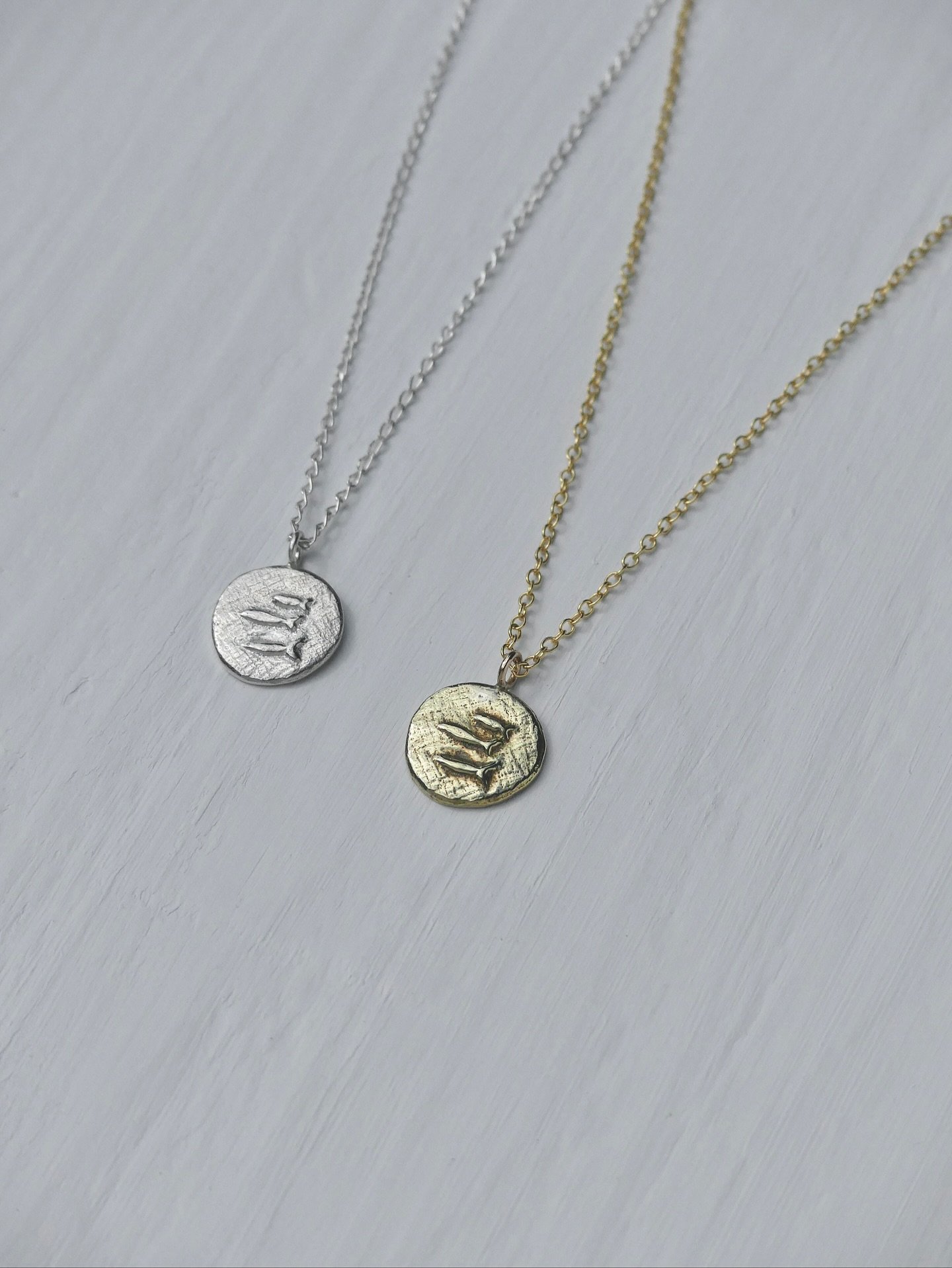 Little Fish Necklace.
Hand made in recycled Sterling Silver or Recycled Brass on a 14 carat gold fill chain.
Also available in recycled solid gold by request.

Each one carrying its own uniqueness, just as each fish in the ocean carries theirs.

#rec