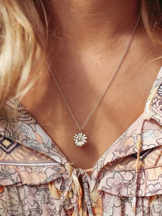Floral, but make it timeless 🌼💁🏼&zwj;♀️

#daisy #floral #daisyjewellery #flowernecklace