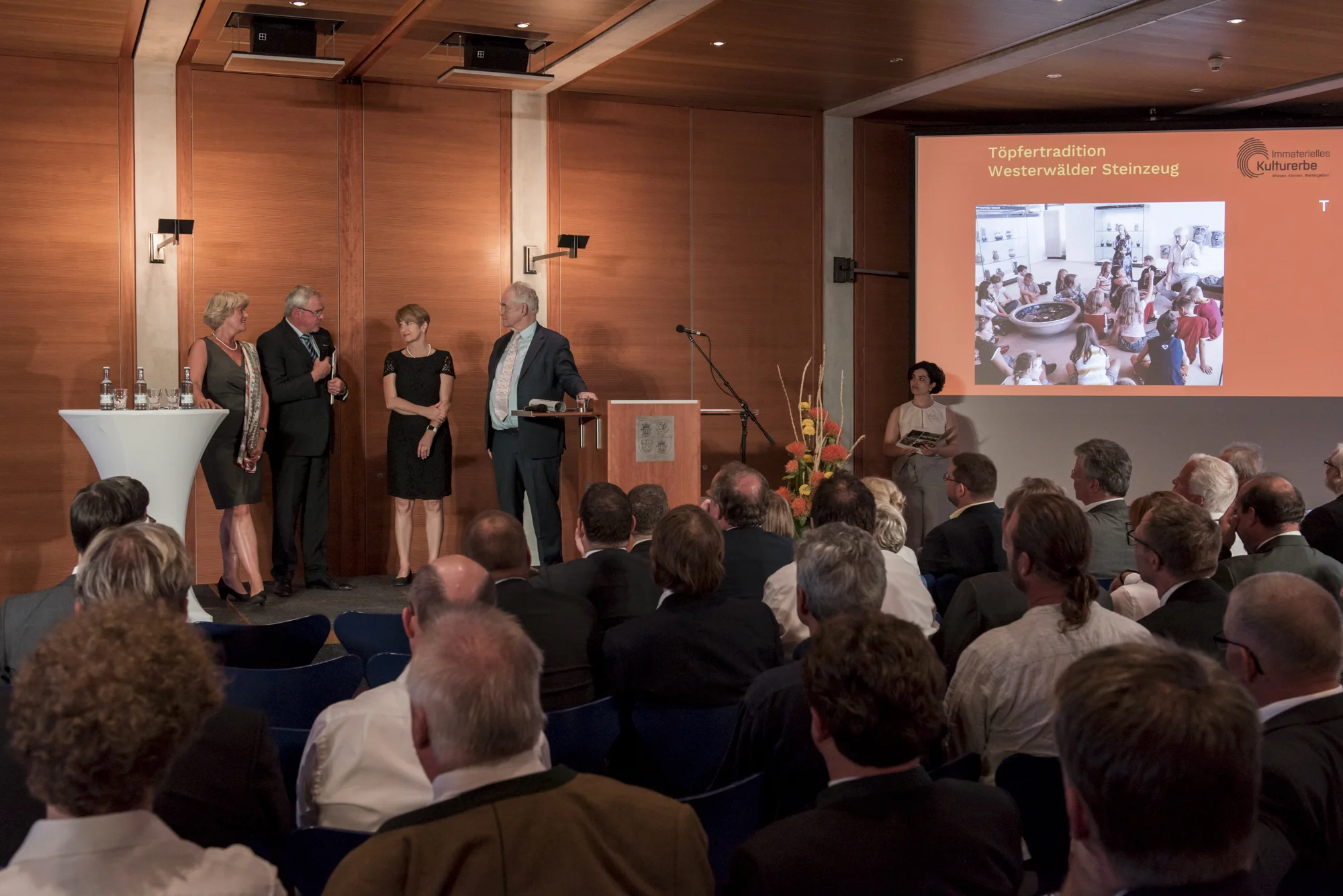 Foto: © DUK/Christoph Löffler- Töpfertradition Westerwälder Steinzeug - Urkundenübergabe 29. Mai