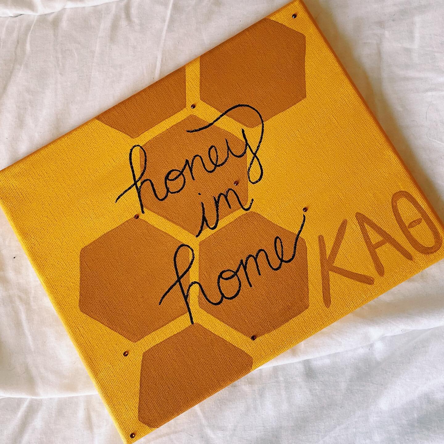 Custom made canvas 🍯 by Ms. McKenzie 

Honey find your home at Artsy Partsy! You can make your own custom canvas or create one of our designs at Family Paint Night

Family Paint Night is every Friday from 4:00-8:00pm. Reserve your time slot on our w