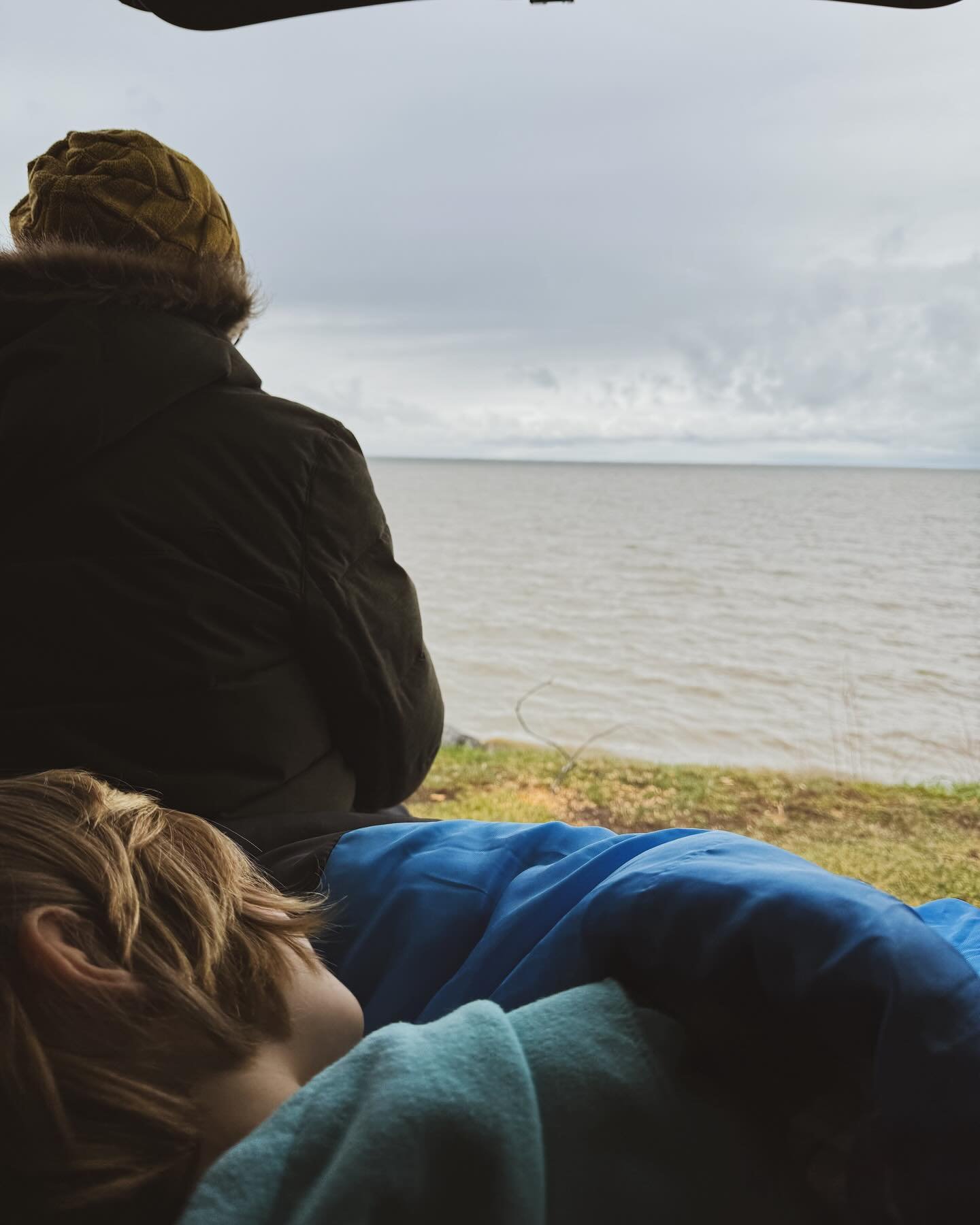 Doux samedi matin. J&rsquo;avais envie de faire un pique-nique sur le bord du fleuve en me levant. Le temps &eacute;tait gris, nous &eacute;tions dans notre bulle, j&rsquo;&eacute;tais bien. 🥰🌊
#prendreletemps