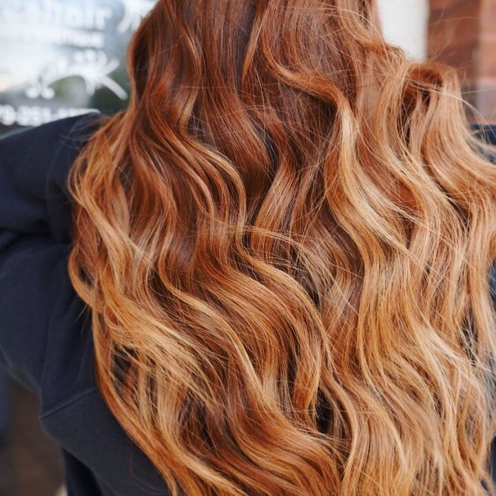 Heading into the LAST WEEKEND OF THE YEAR with this GORGEOUS golden red balayage on our minds 😍 🤩 🔥
Hair by @styledbyshaeshae using #davines
📍Fayetteville AR