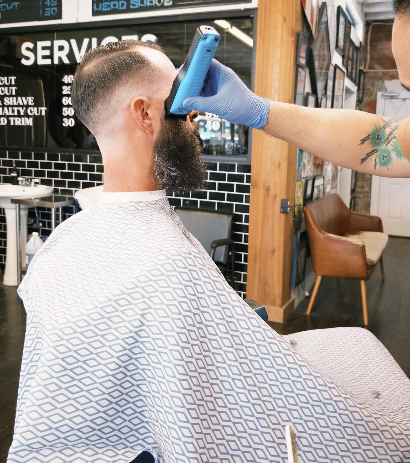 @alfredoin_de giving it some shape 🔒 
#houstonbarber #barber #barbershopconnect #houston #texasbarber #barberlife #barbershop #rockets #houstonbarbers #haircut #barbers #astros #houstonhairstylist #andis #fade #texans #dynamo #everybodyhappy #housto