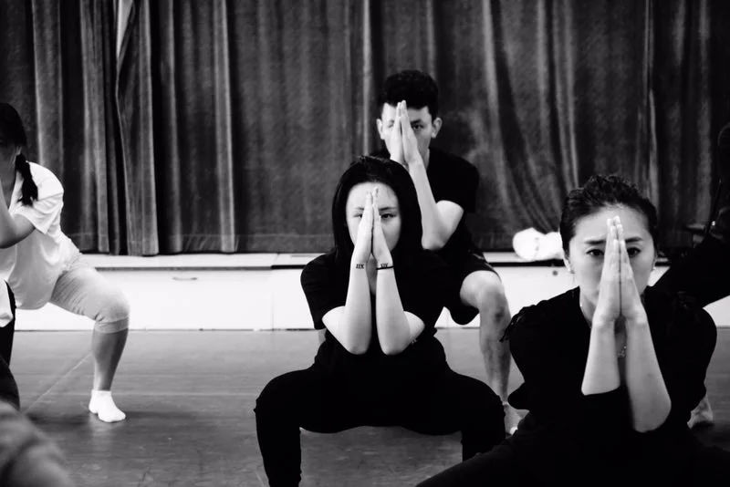 Shanghai workshop participants Jingwen (centre) and Shao Yipei (centre behind) going through the kalari vanakkam as part of the preliminary/preperformative training.
