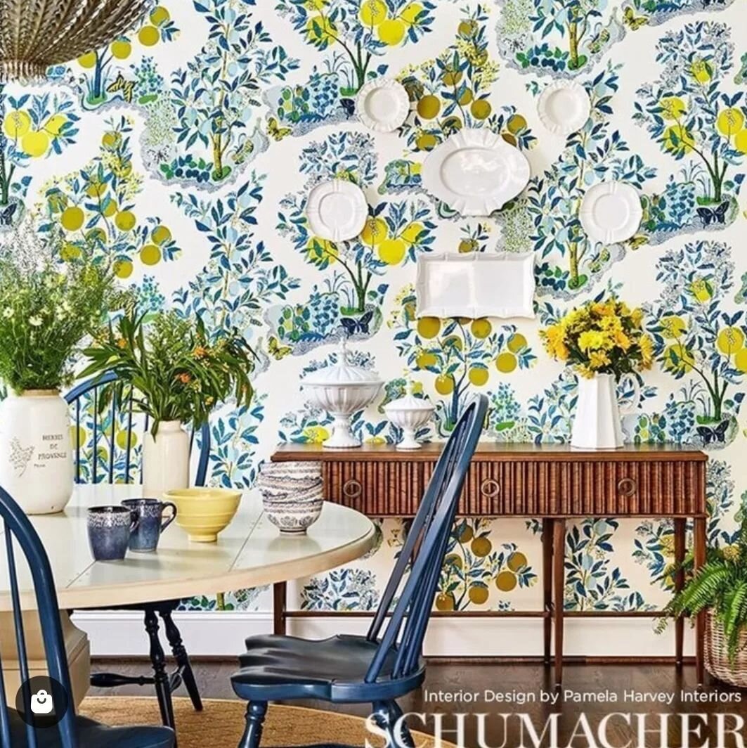 Wallpaper Wednesday: This breakfast room is completely transformed by the INCREDIBLE @schumacher1889 wallpaper. Who would add this gem in their home? 🍋🍋 #whenlifegivesyoulemons