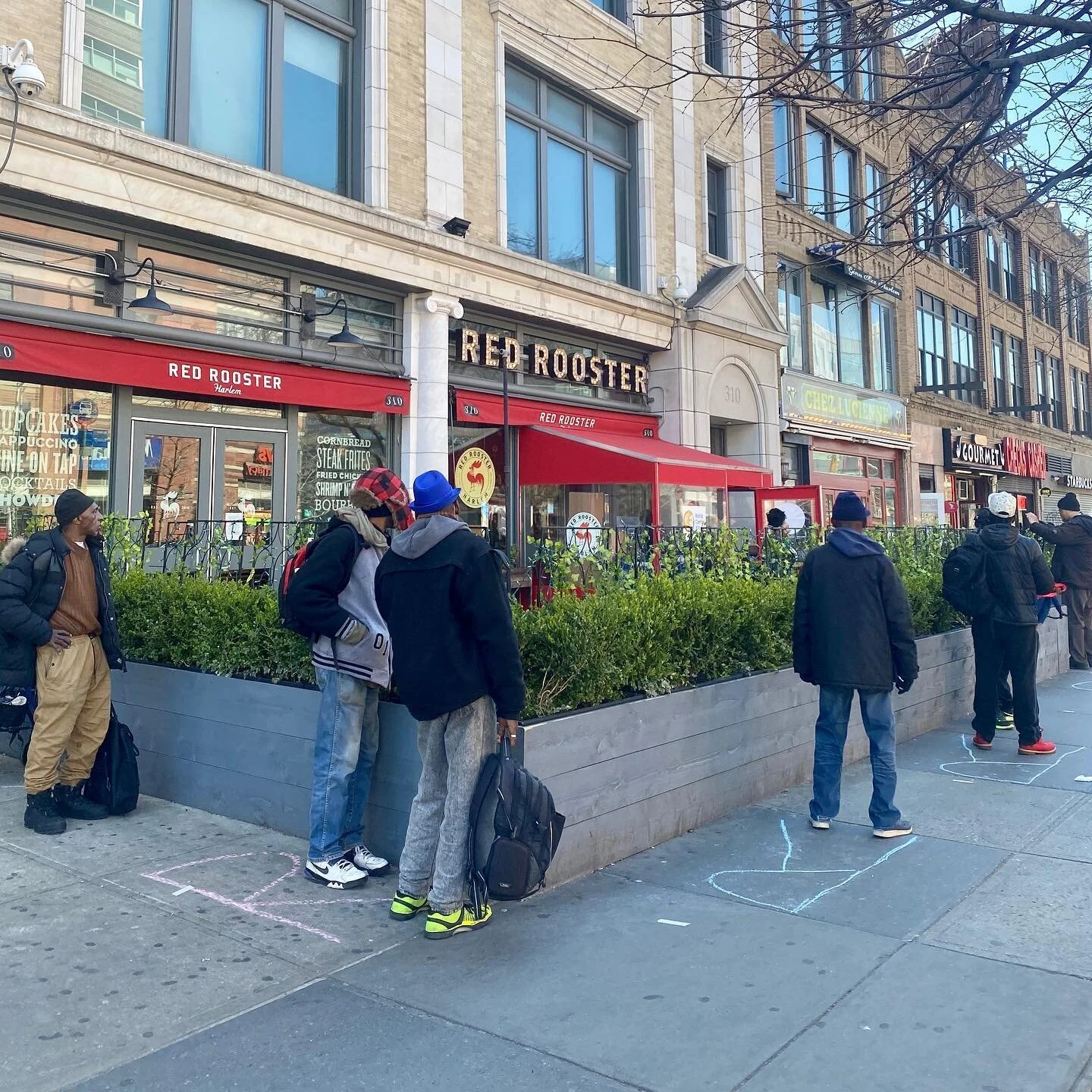 As a result of our partnership with @wckitchen, #RoosterHarlem once again served 1,000 meals to the people today. Almost 22K meals have been distributed in Harlem since our partnership began. #chefsforamerica #harlem #communitykitchen