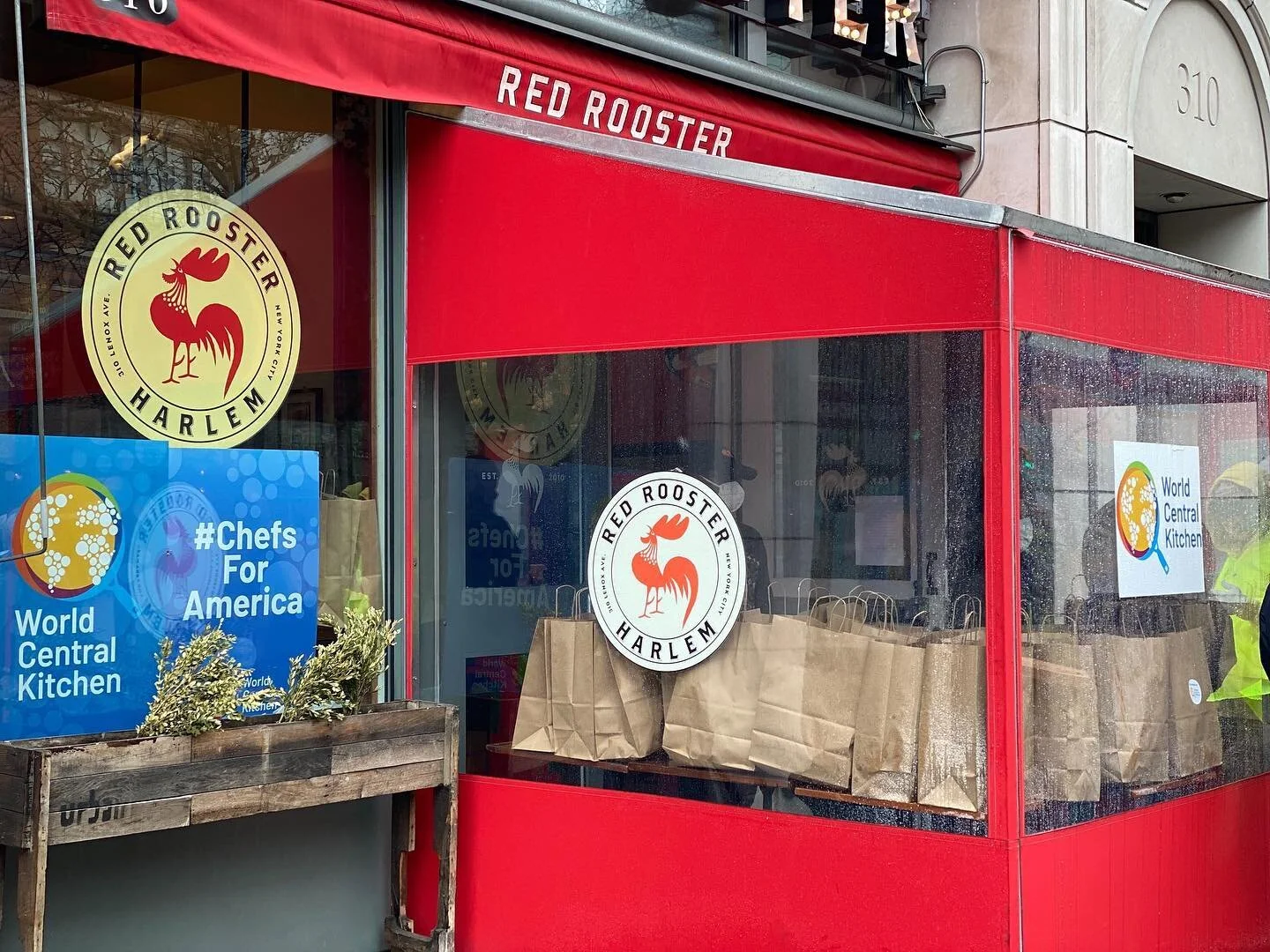 As a result of our partnership with @wckitchen, #RoosterHarlem once again served 1,000 meals to the community today! #chefsforamerica #communitykitchen #harlem