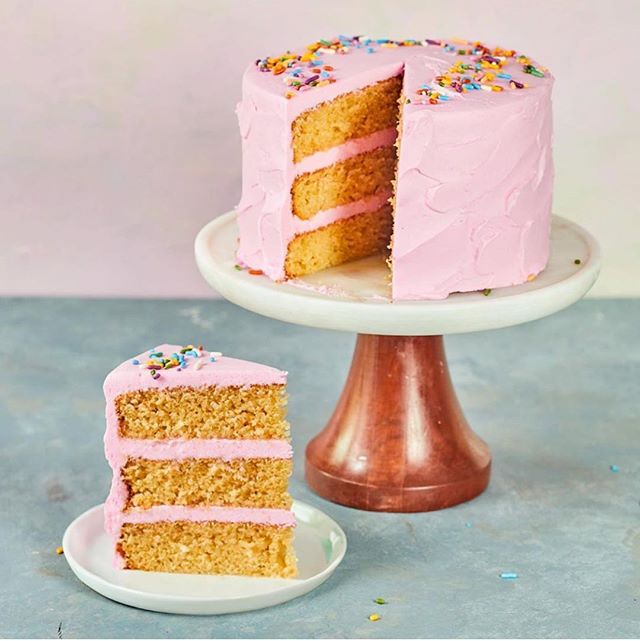 Helllllo, world! @poppi_kit, the project that @annahelmbaxter and I have been working on since last fall, is soft-launching this week! Our mini cake kits are going out to @kingsfoodmarket stores, and our online store. Woohoo!!! 🎉🎉🎉