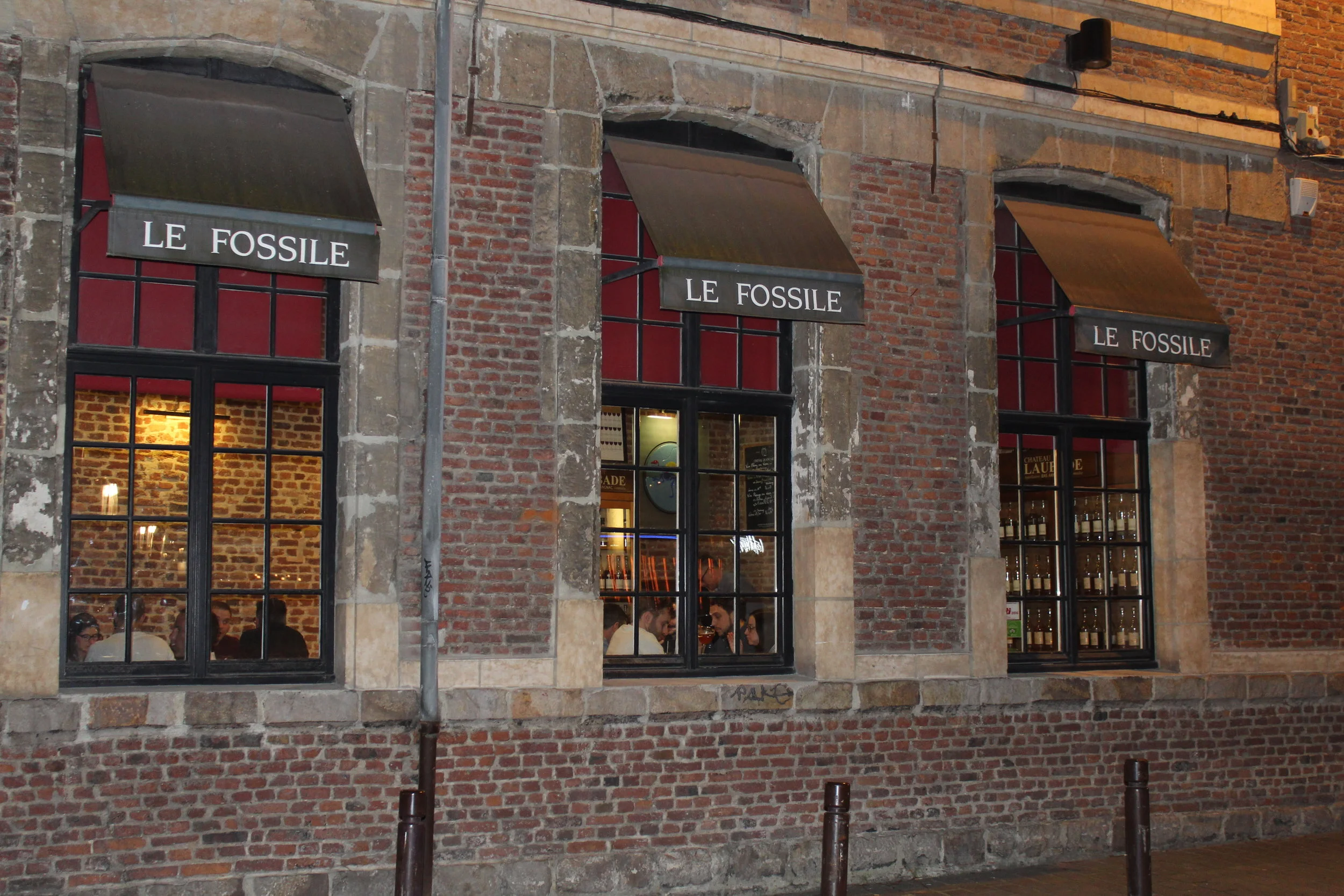A warm ambiance greets you as you step into Le Fossile.