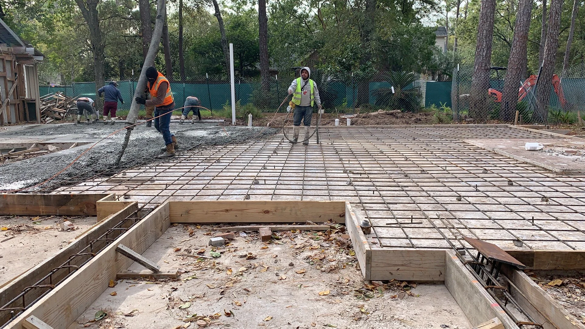  Below shows after we finished pouring the concrete. 