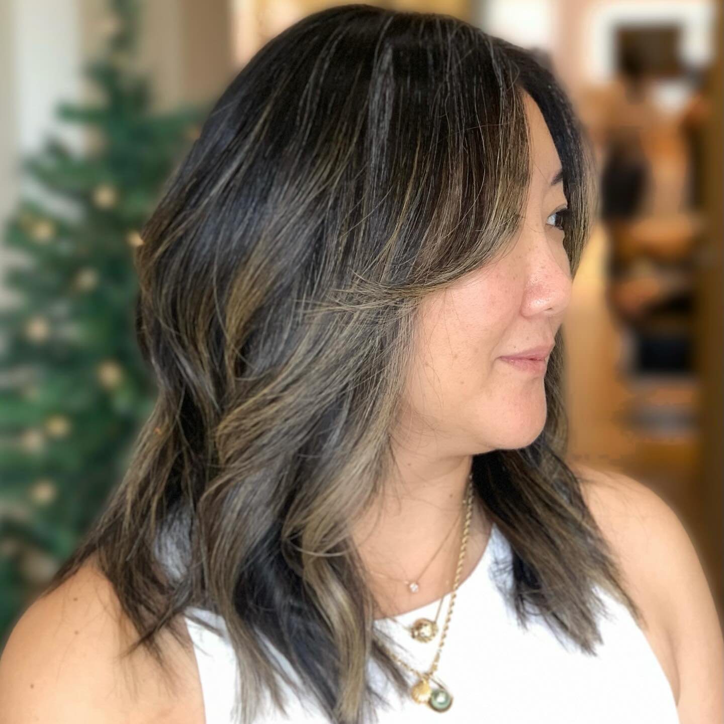 New hair for the New Year!✨ 
#happynewyear #outwiththeold #shinyandnew #namiesalon #namiesalonhawaii