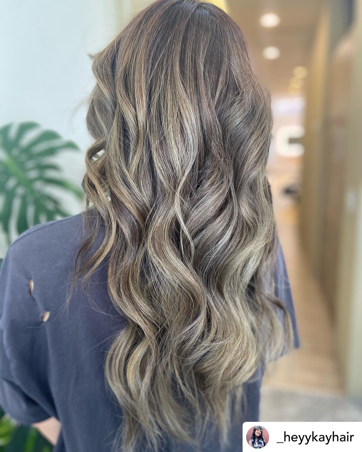 Posted @withregram &bull; @_heyykayhair From box dye to bombshell 🐚✨
#hairtransformation #byebyeboxdye #balayagehighlights #greyblending #beautifulhair #namiesalon #namiesalonhawaii