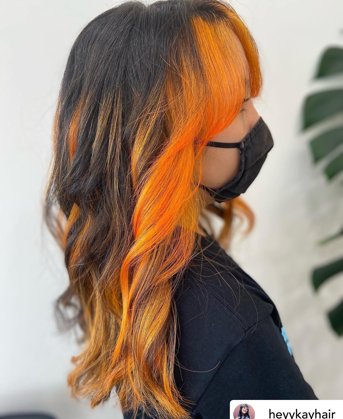 Posted @withrepost &bull; @_heyykayhair It&rsquo;s officially spooky season 🧡🖤
#halloweenhair #orangehair #popofcolor #foilayage #slicesquad #elumen #namiesalonhawaii