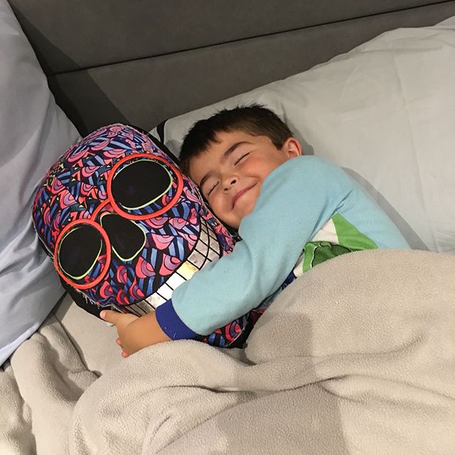 Dear Ikerin hugging his Cleta pillow! Soooo cuteee!!! Cleta was the first skull I made. Happy with the results I decided to make 20 original collectable pillows based in her design. 
Thanks for the pic! Te amo @carla_lascu