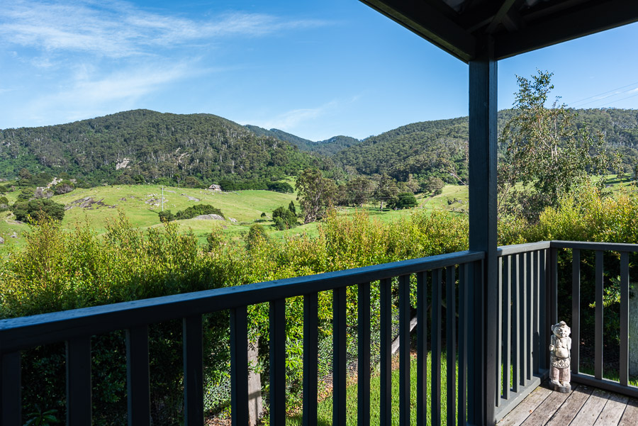 The Dolphin Cottage: Deck and view over Gulaga.