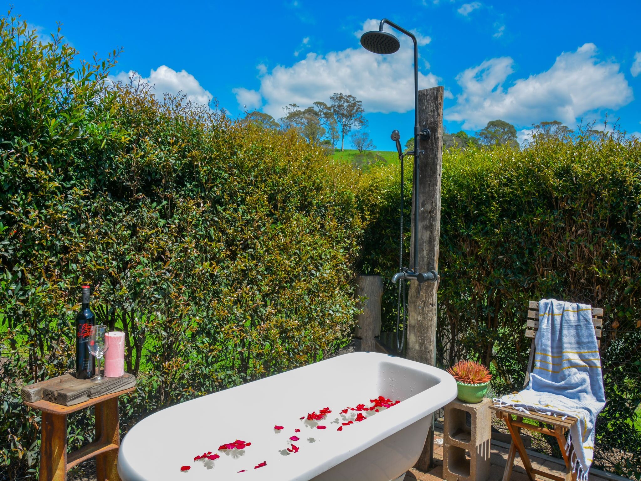 The Dolphin Cottage : private outdoor shower/bath