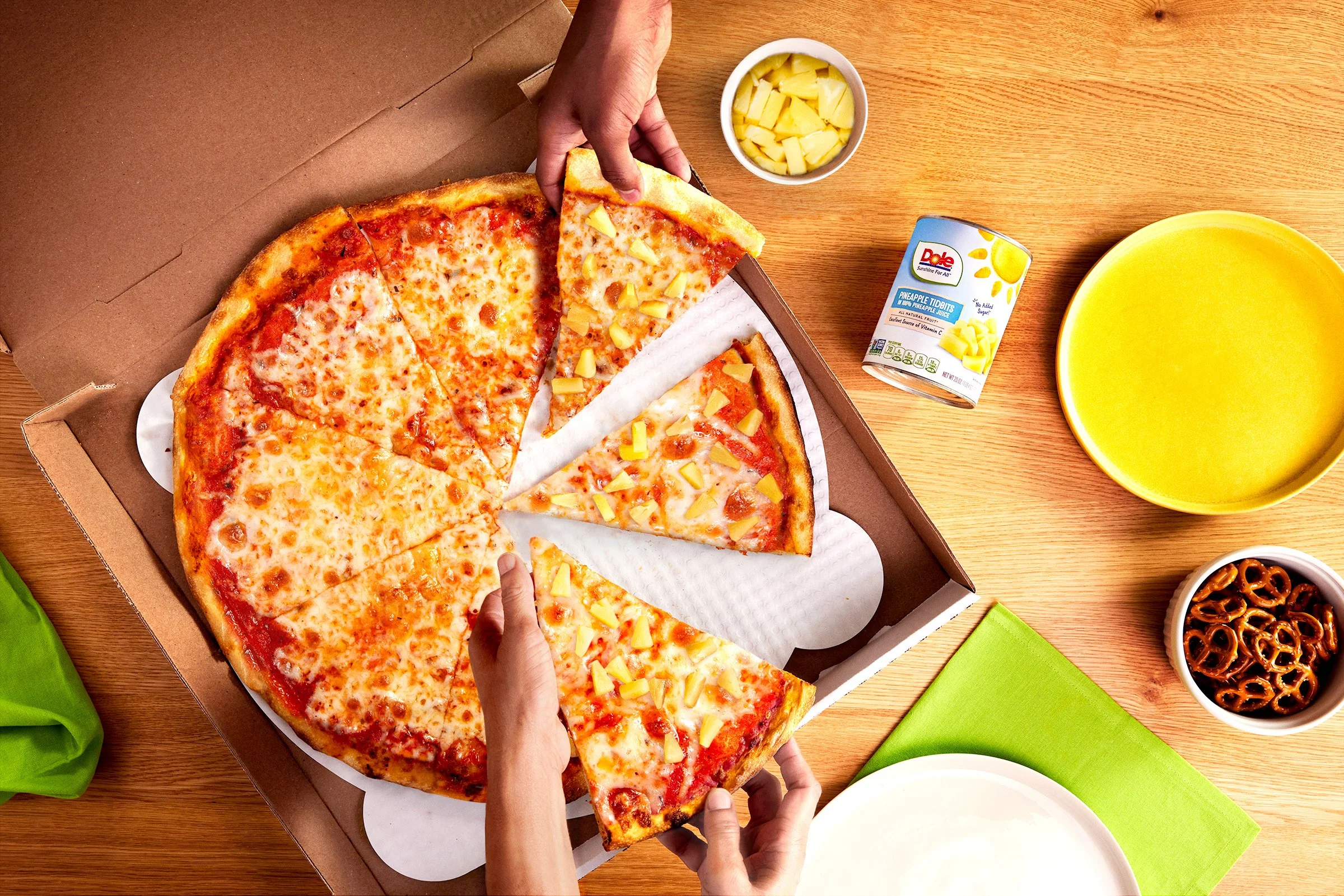 22_Dole_Pineapple_Content_Pizza_Lifestyle_SM_0060_retouched_R3V3_Final_Flat_small.jpg