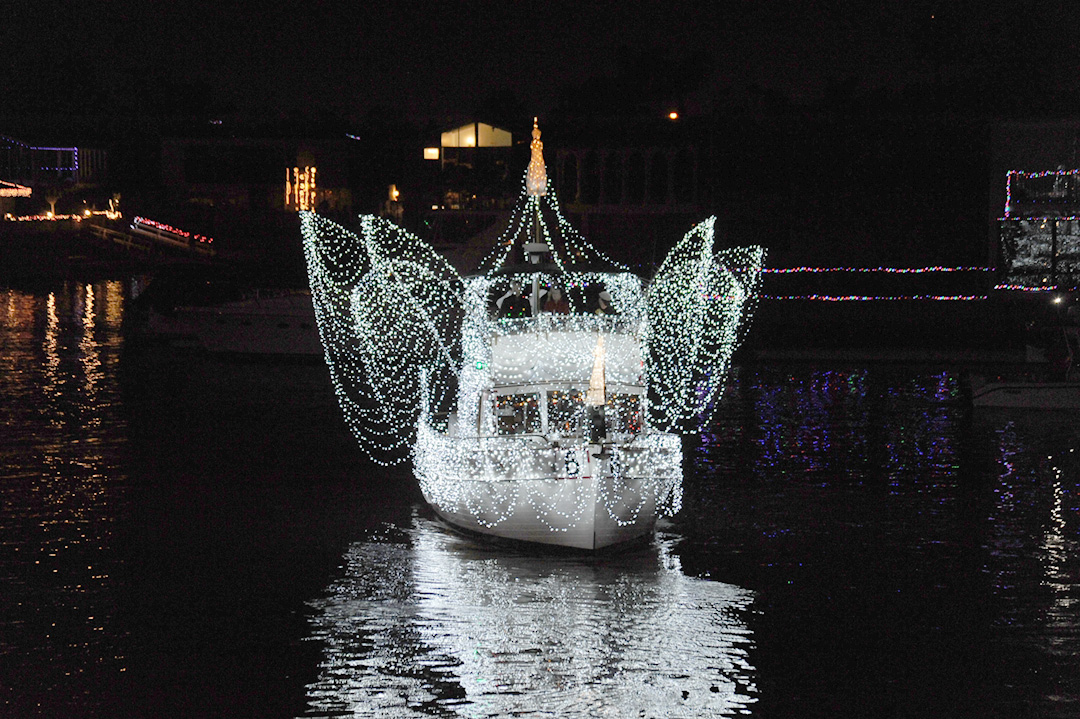 Orange County holiday events 2020 inkluderar Huntington Beach Boat Parade. Vi har hela listan med fantastisk semester kul för barn och familjer i Orange County! Mat händelser, julbelysning, drive-thru upplevelser, drive-in filmer, båt parader, snö, slangar och mycket mer!