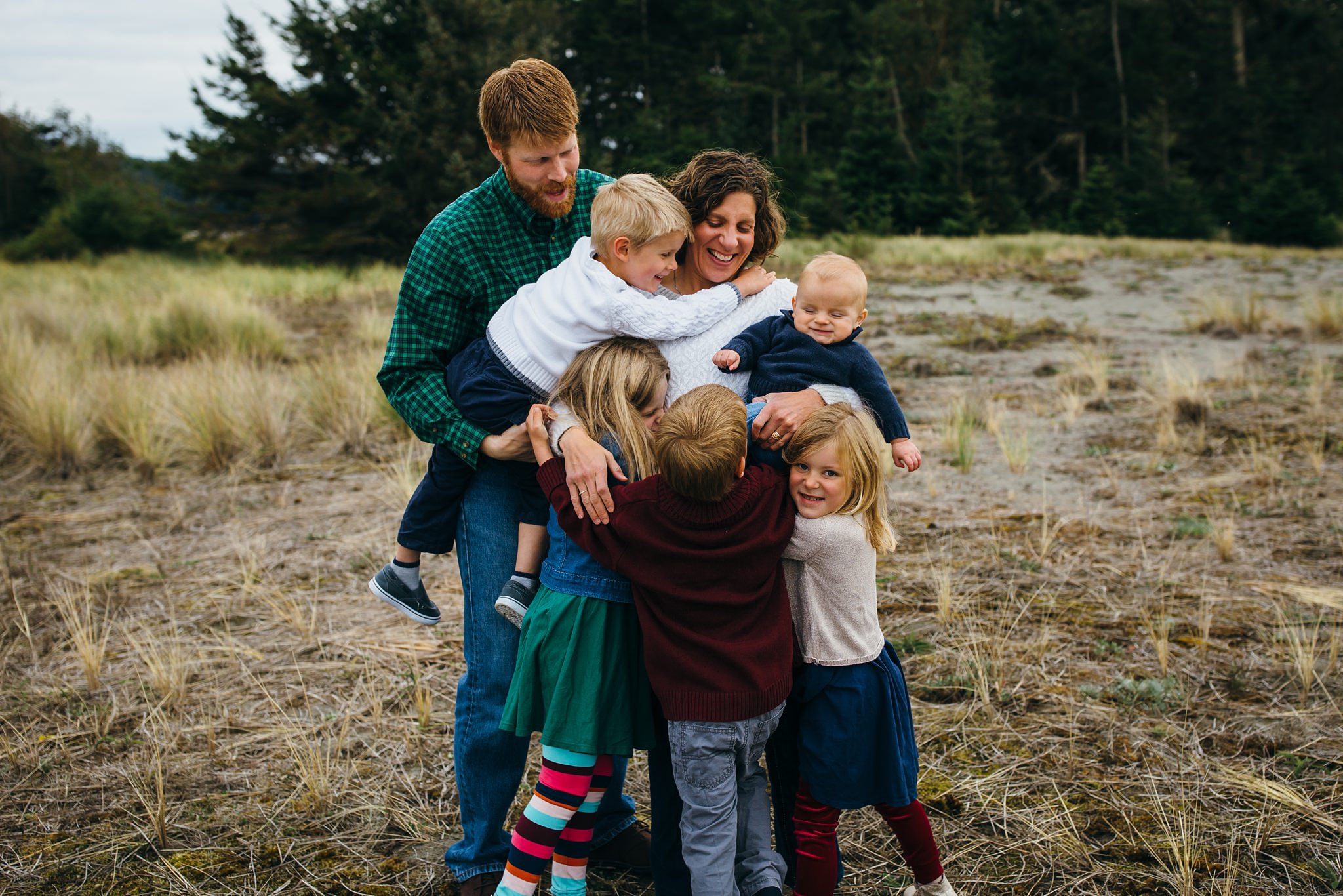 kara chappell whidbey island family photography family hugs mom and laughs