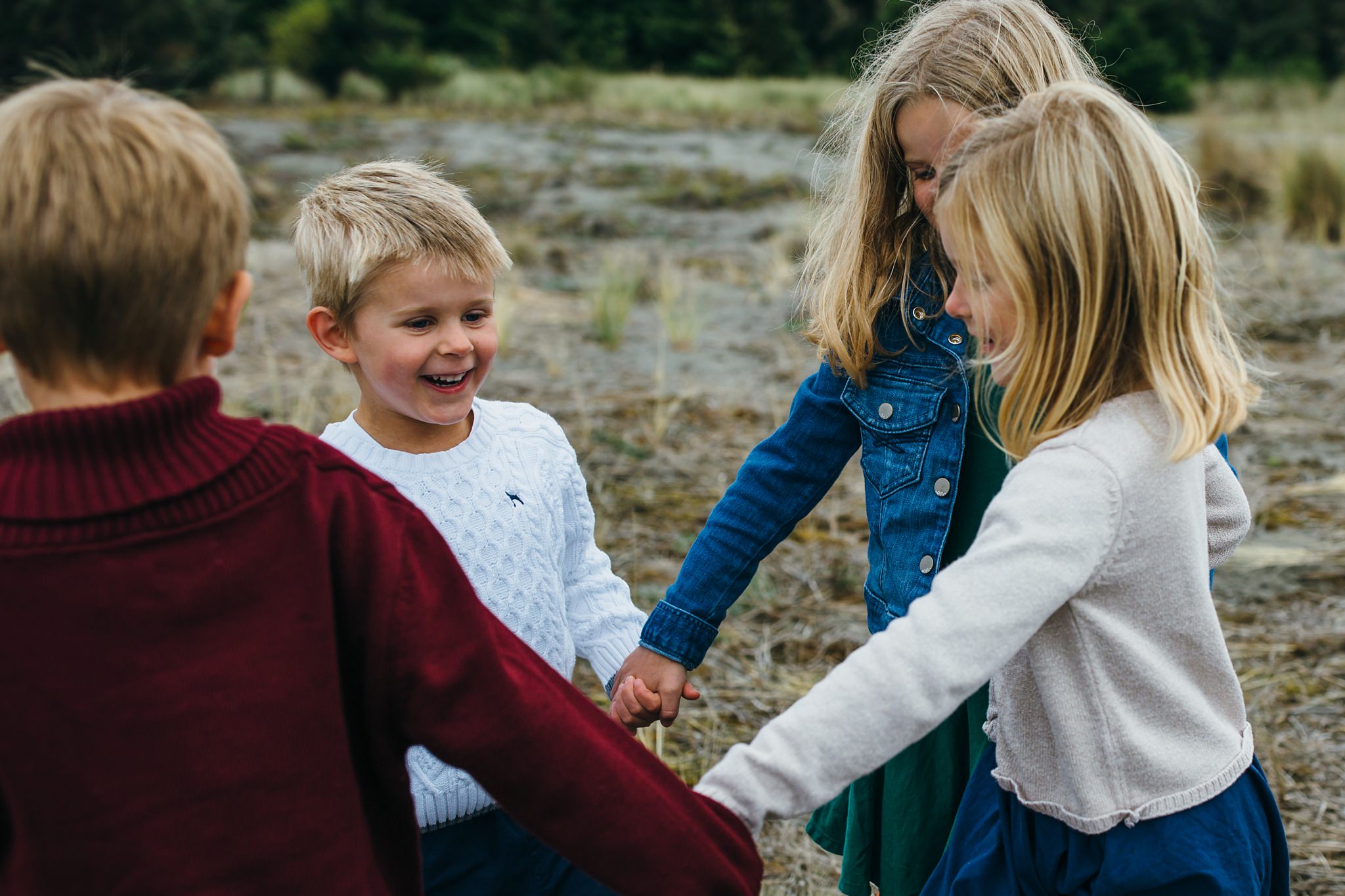 kara chappell whidbey island family photography siblings play ring around the rosy at park
