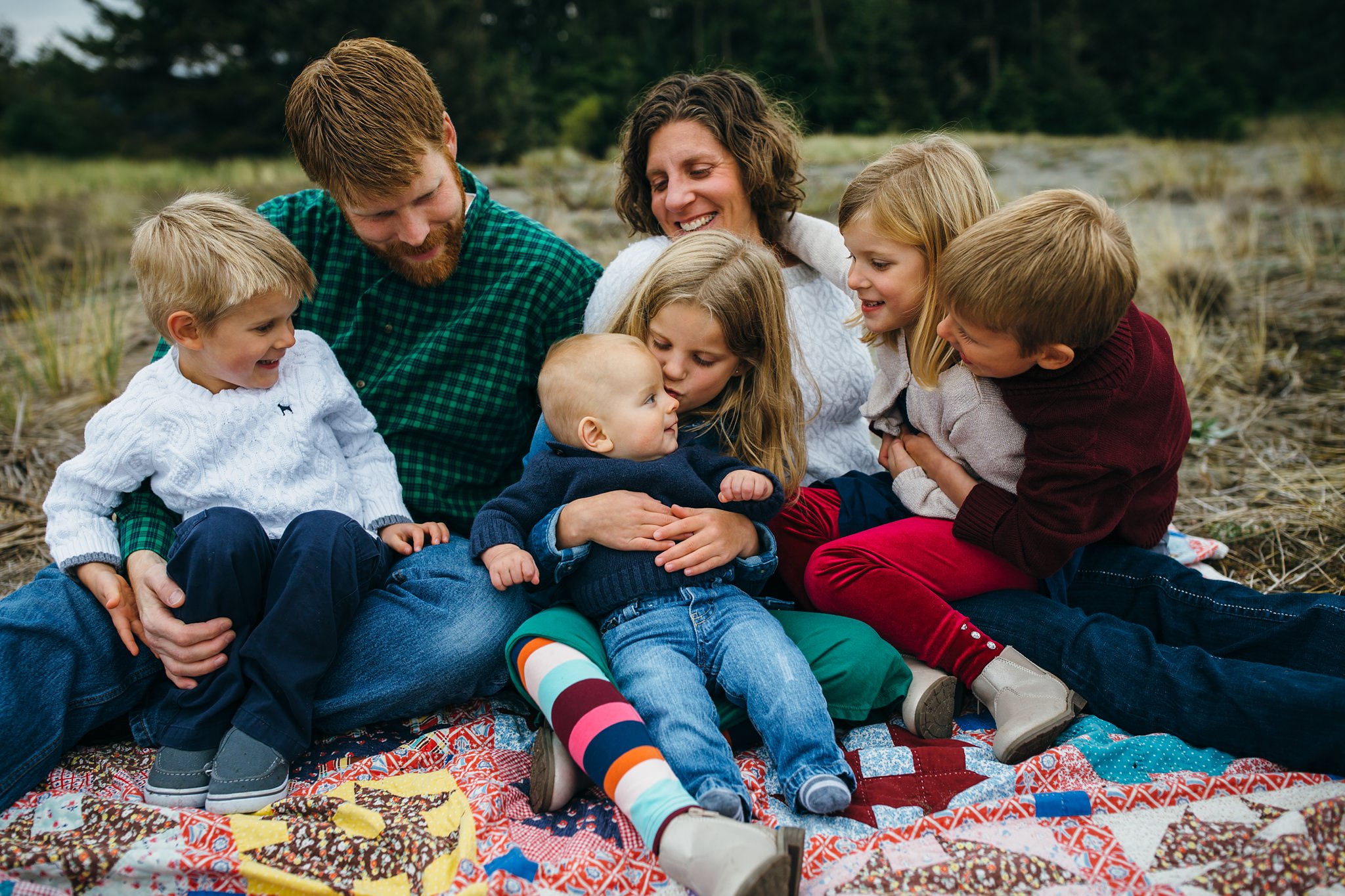 kara chappell whidbey island family photography family of seven snuggles on blanket at deception pass state park