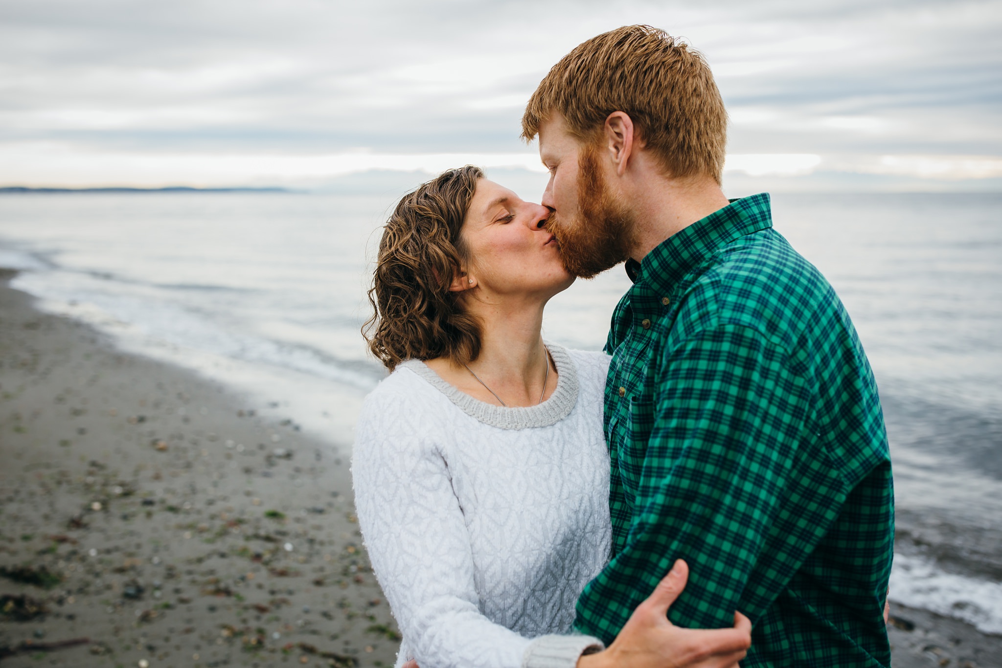 kara chappell whidbey island family photography mom and dad kiss on deception pass west beach