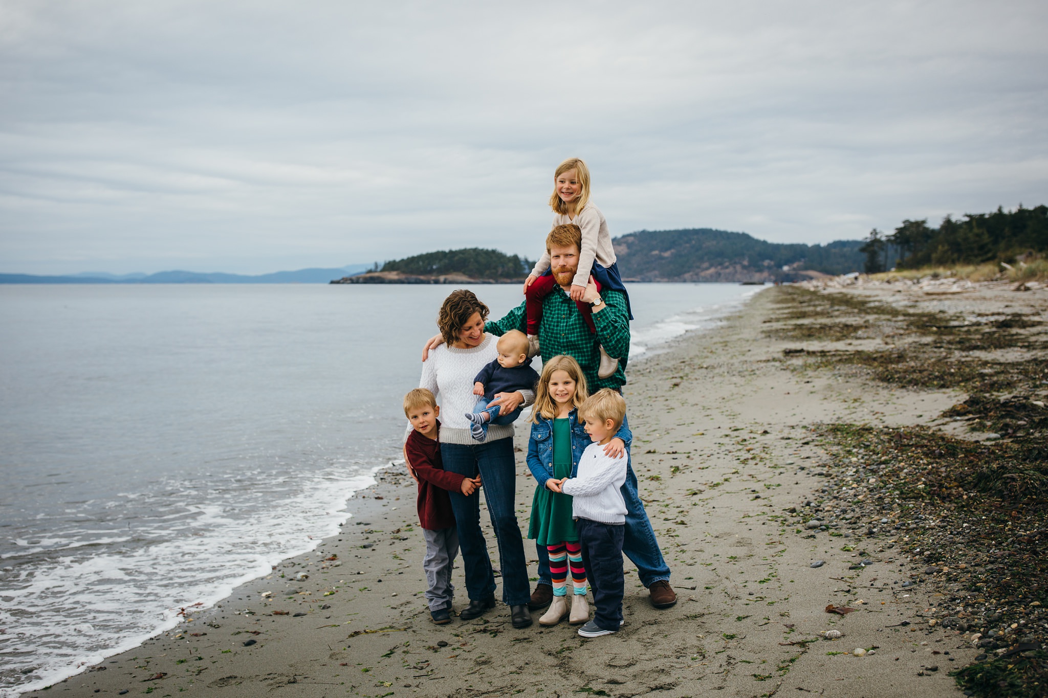 kara chappell whidbey island family photography family of seven takes pictures on washington beach