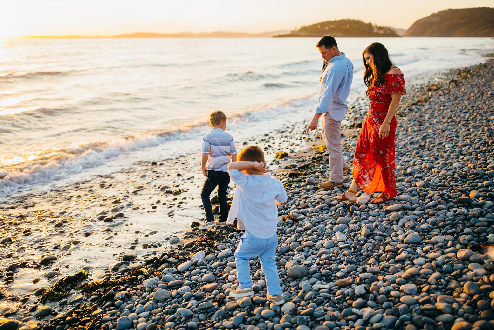 Family plays on beach | Oak Harbor Family Photographer
