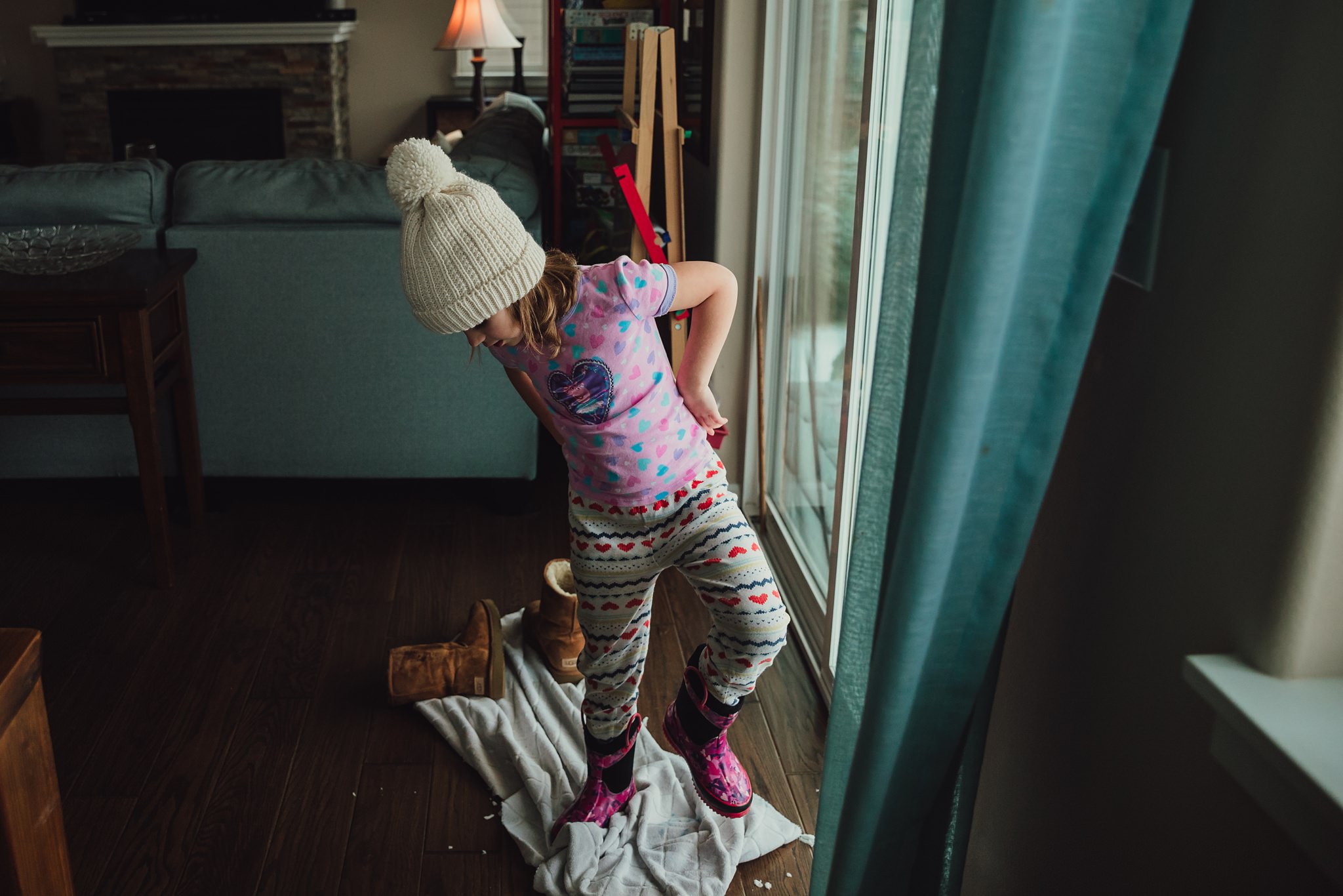 girl stomps snow off of shoes | Whidbey Island family photographer