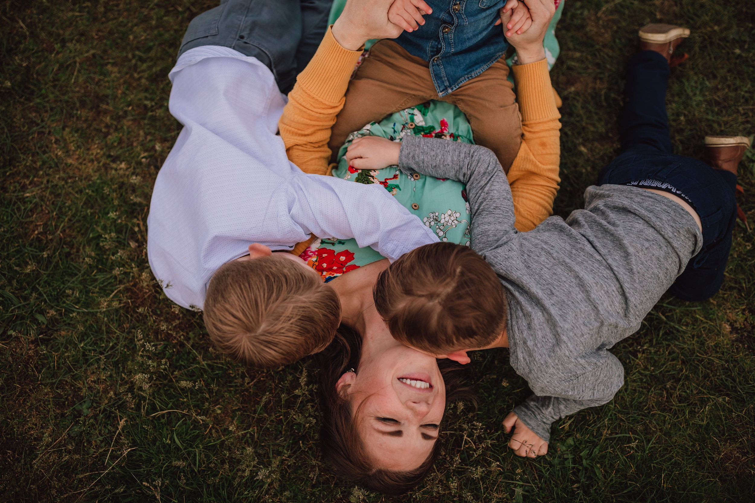 spring motherhood mini session Rosario Bay | Kara Chappell Photo