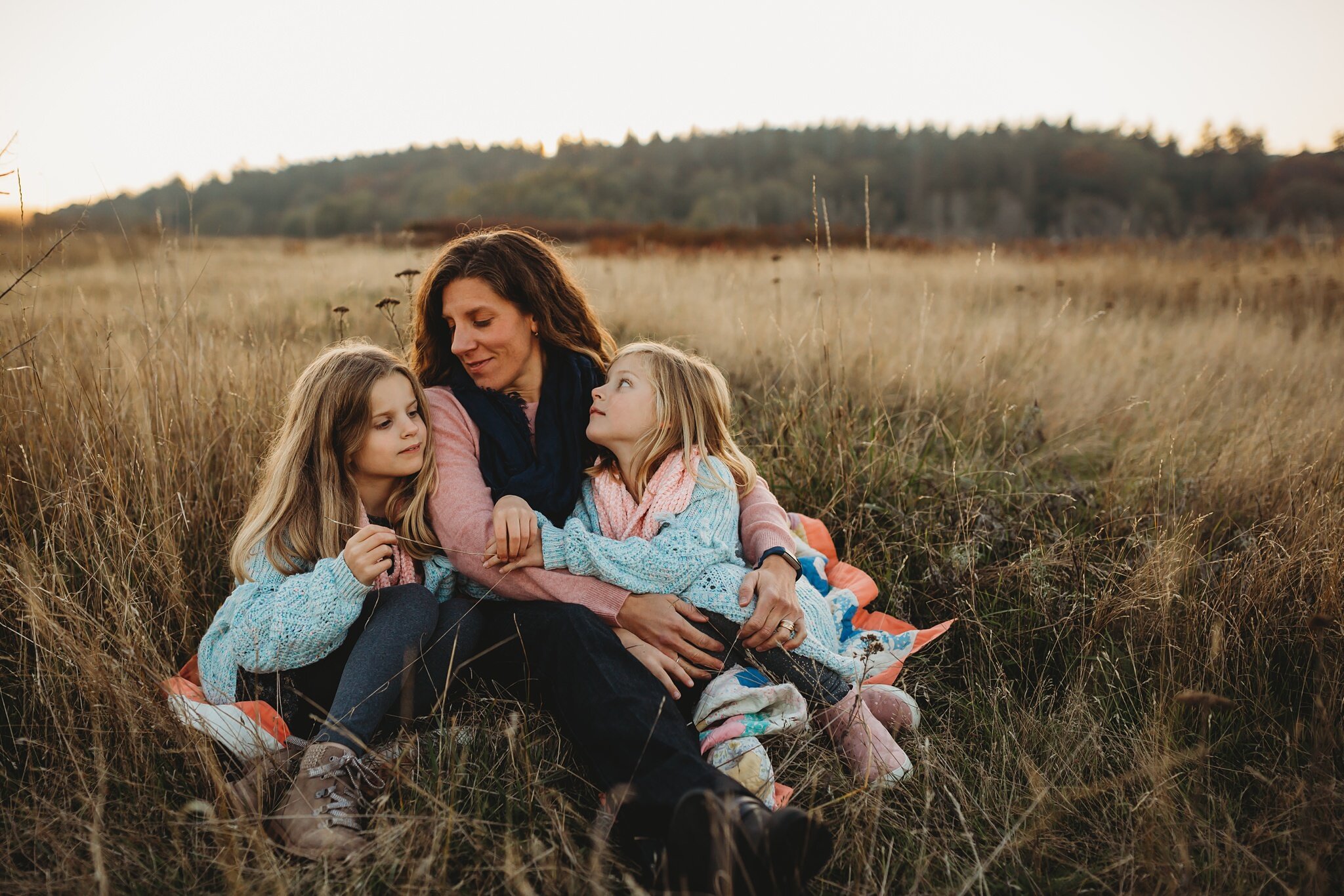 whidbey-island-penn-cove-bay-family-sunset-portrait-session_0011.jpg
