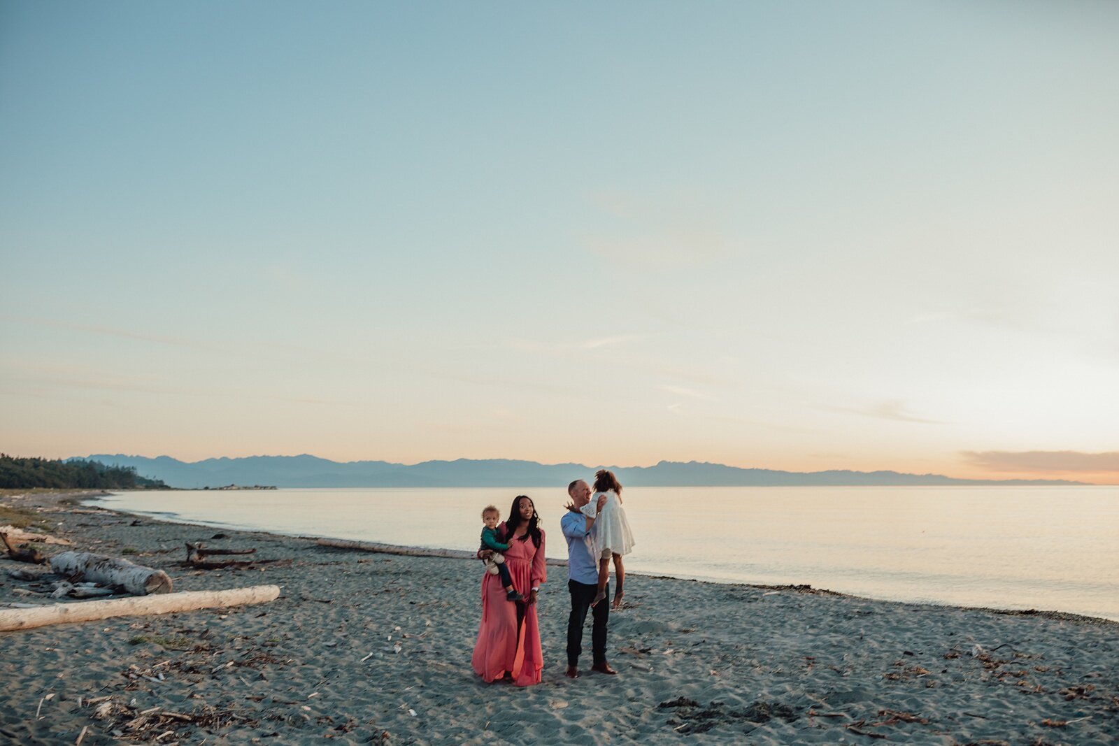  Kara Chappell Photography photographs family of seven at Washington Park in Anacortes, Washington 