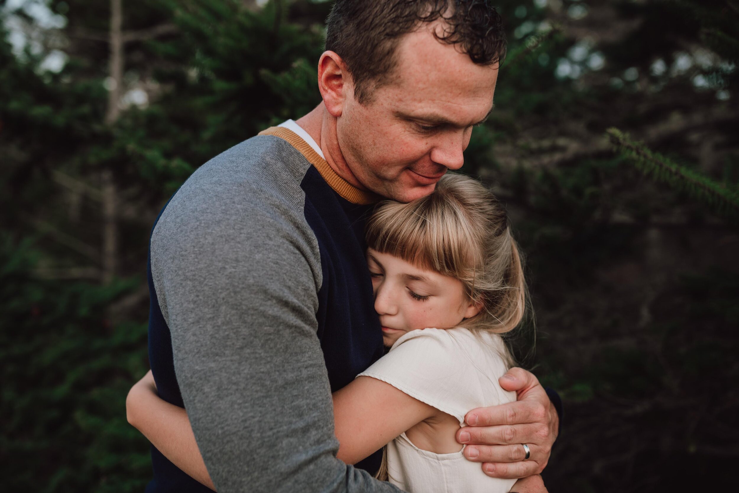 dad hugs daughter during family pictures