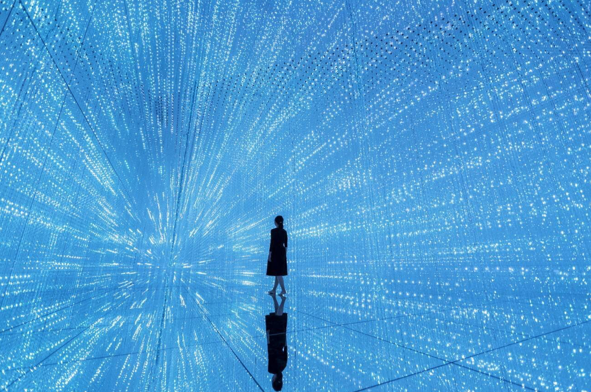 © teamLab • The Infinite Crystal Universe