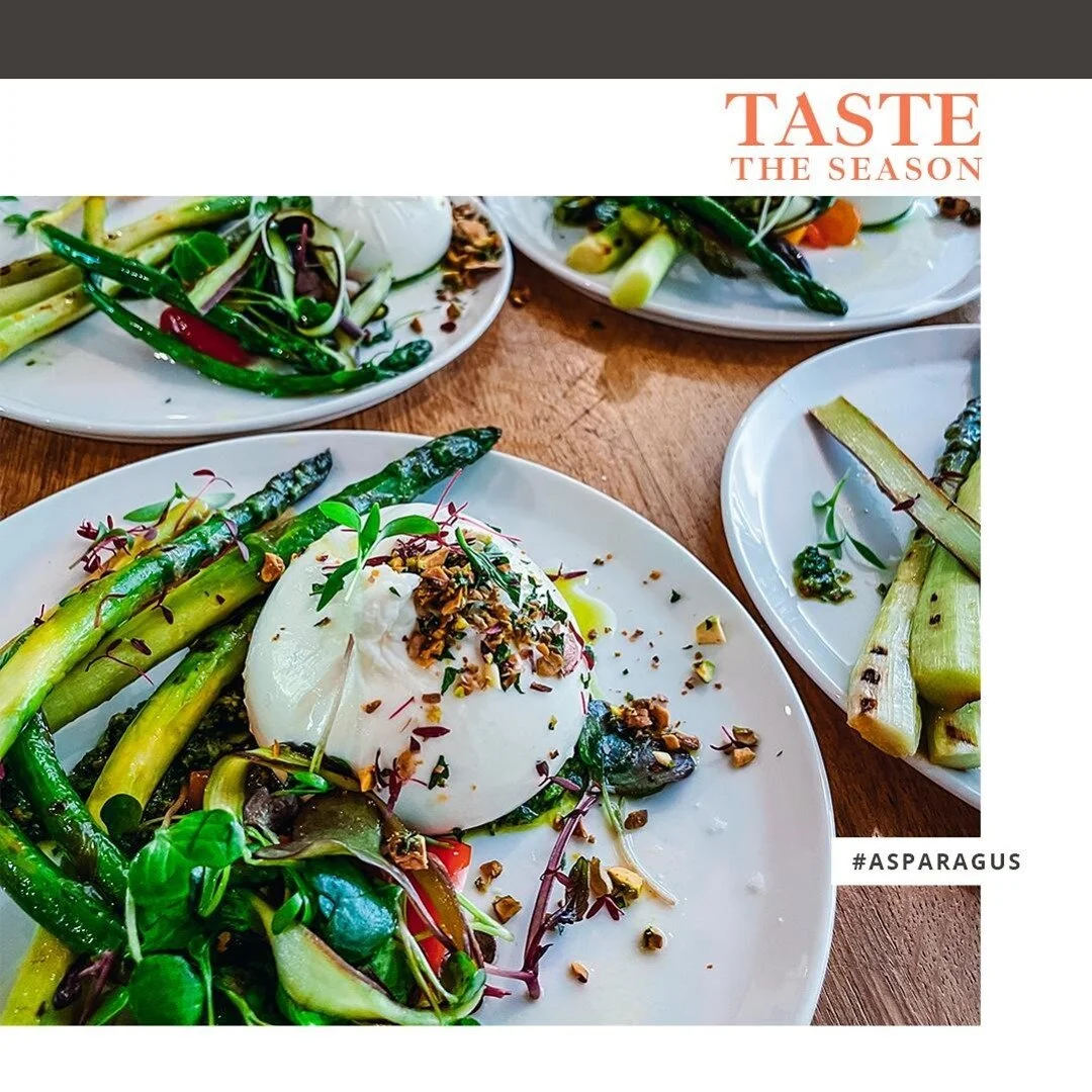 It's asparagus season!⁠
⁠
We love to use the greens that nature provides us with as much as possible.⁠
⁠
Take this Spring dish of burrata with three kinds of asparagus for example: green grilled asparagus, a salad of young purple asparagus and wild o