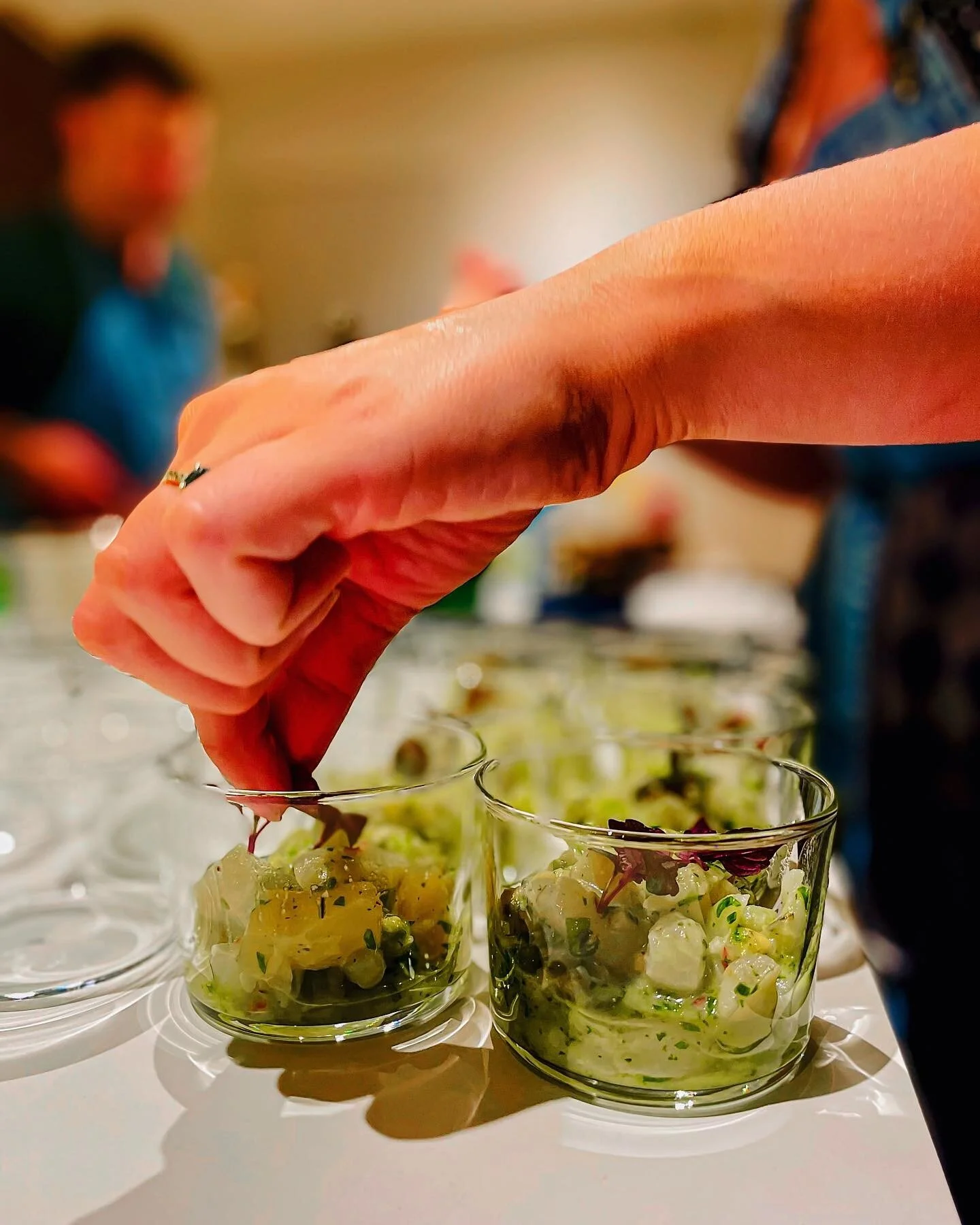 Ready to serve 👩&zwj;🍳👨&zwj;🍳

Scallop tartar - avocado - homemade habanero salsa 

#chefandchief #atyourtable 

Thank you for the picture 
📸 @lore_exelmans