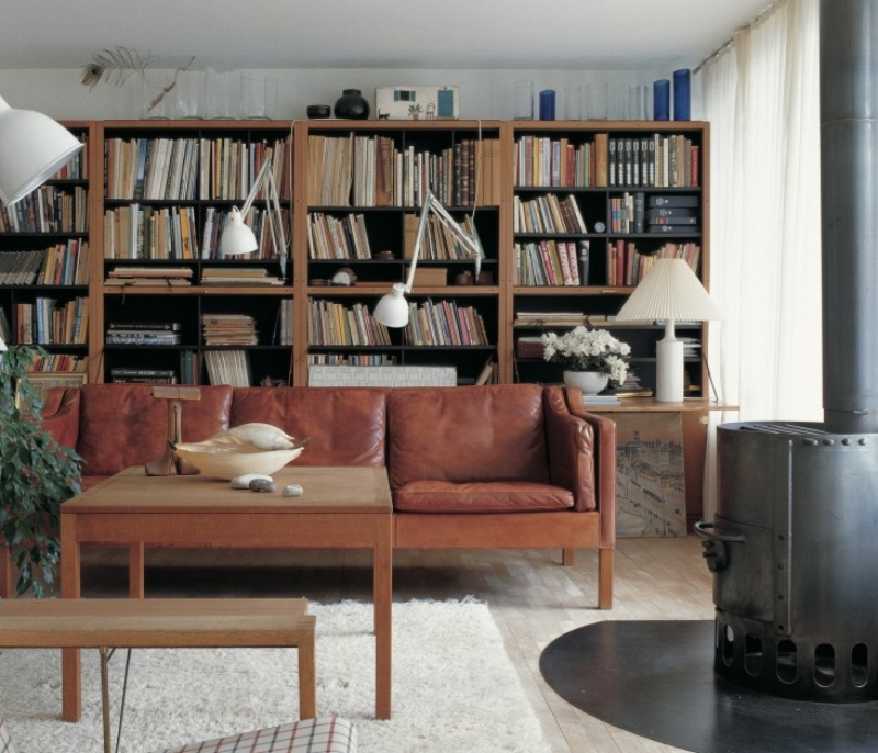 The 2213 sofa originally designed by Børge Mogensen for his own home in 1962, is the feature piece in Grethe Meyer's living room. The timeless sofa sits in Danish embassies, airports, and homes around the world and has been in continuous production since its launch.