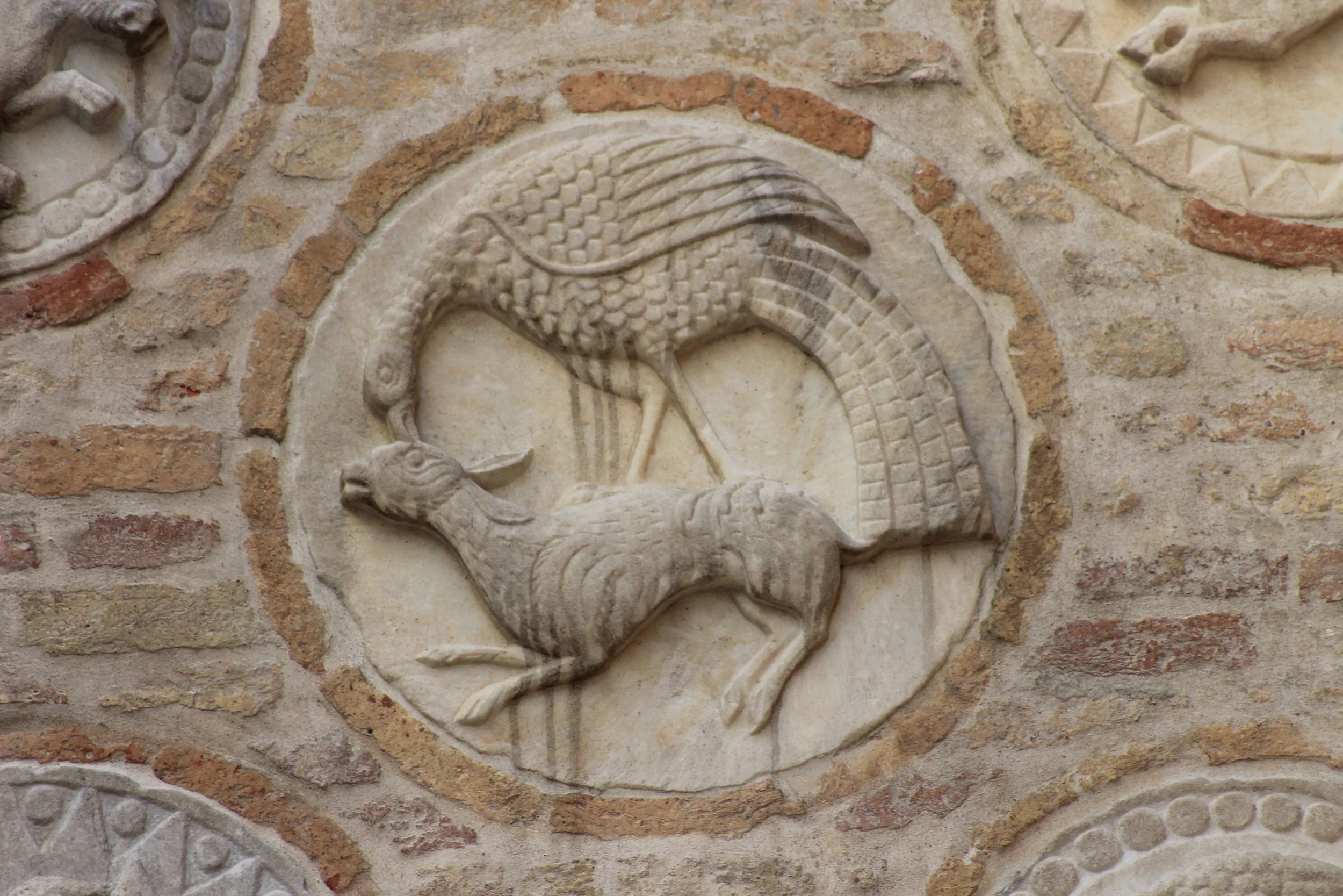 Vega, "l'Aquila che piomba sulla preda" / Vega, "The Swooping Eagle" Patera, secolo XII / 12th century Marmo greco / Greek marble , diam. 30 cm ca. Venezia, Chiesa di Santa Maria dei Carmini Foto: Lorenzo Peter Castelletto, 2016