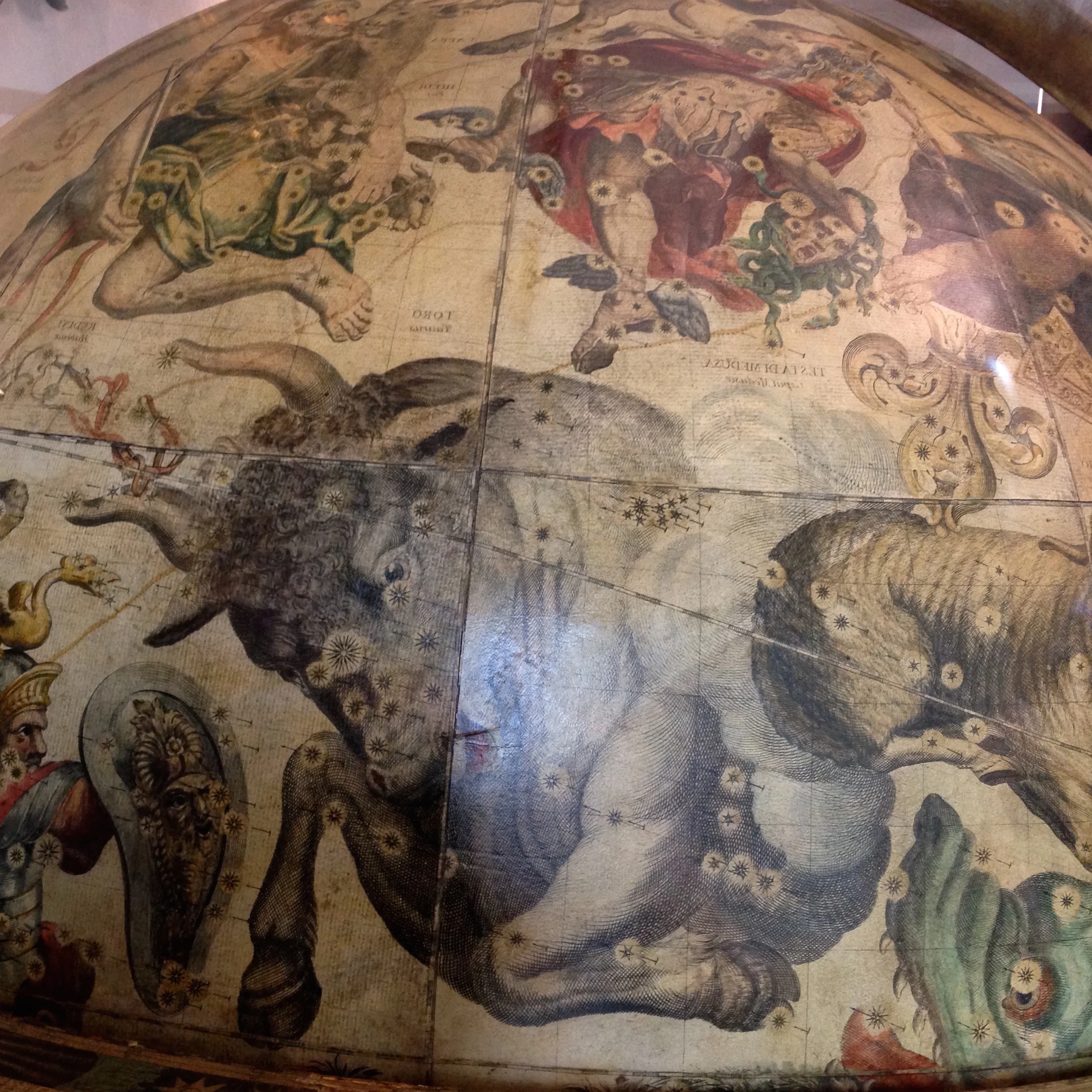 Costellazione del Toro: Aldebaran, le Iadi e le Pleiadi (sulla spalla, presso la nuvola) / Constellation of Taurus the Bull: Aldebaran, the Hyades and the Pleiades (on the shoulder, by the cloud) Francesco Coronelli, Globo Celeste / Celestial globe , 1693 Esemplare del 1803, ristampa dai rami originali / Edition 1803, engraved from the original plates Venezia, Museo Storico Navale, Inv. N° 5935 Foto: Chiara Enzo and Marta Naturale, 2016