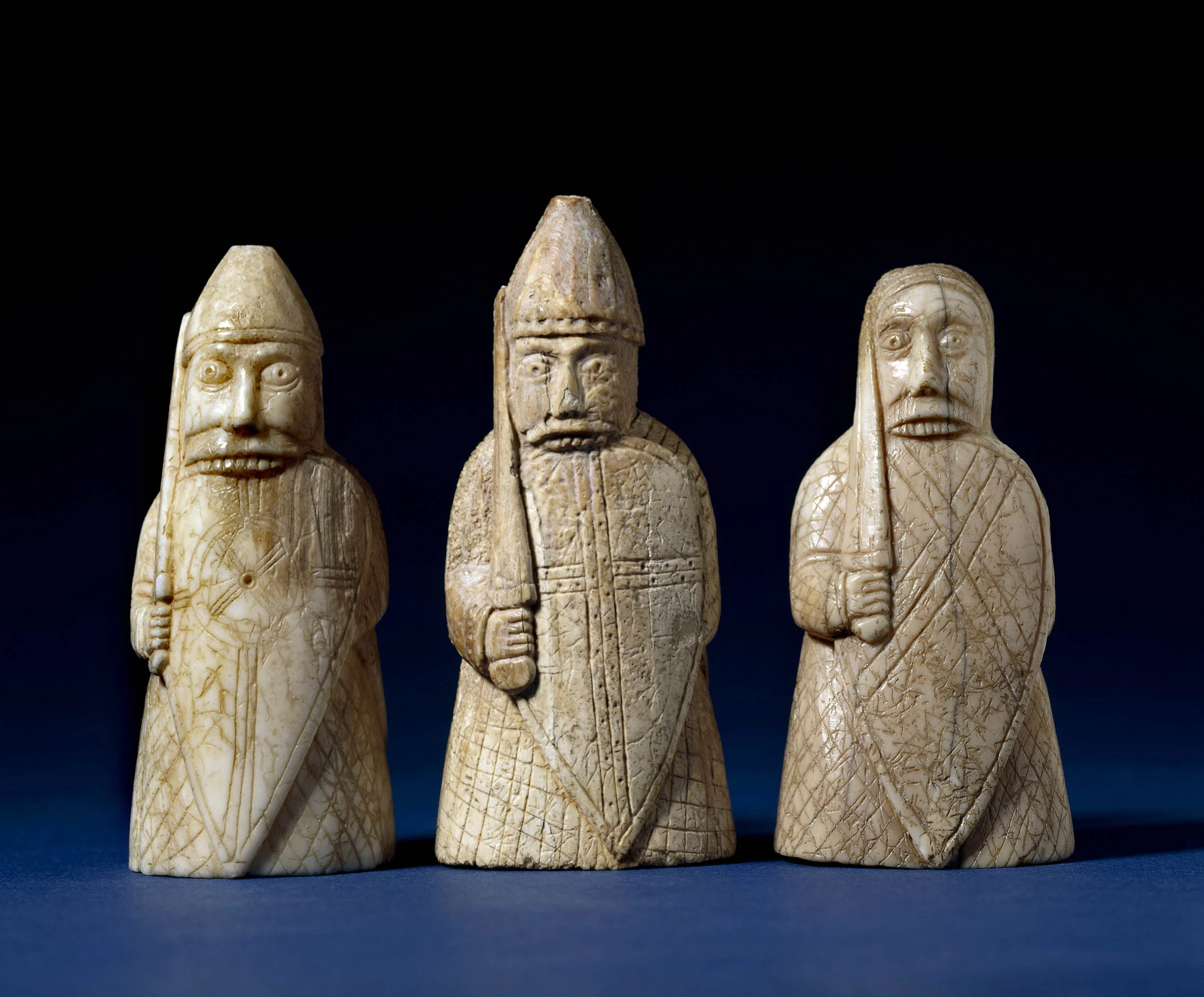 Guerrieri/ Warriors Figure da un gioco di scacchi in tricheco/ Pieces from a chess set in walrus ivory (“The Lewis Chessmen”) Norvegia/ Norway , 1150- 1200 ca. London, British Museum (trovati / found in : Lewis, Scotland), No. 1831, 1101.123