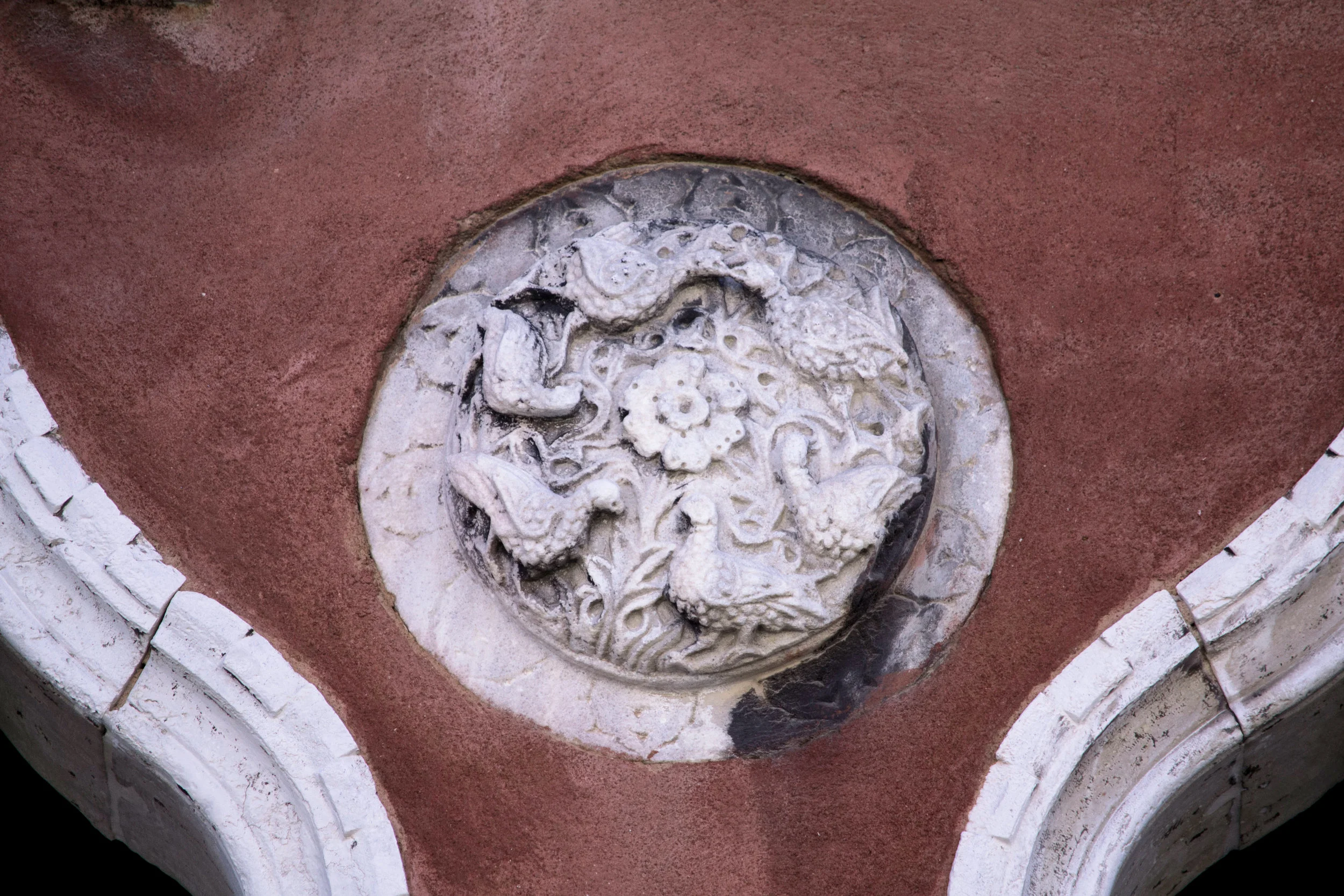 Le Pleiadi come sei uccelli intorno a una rosetta / The Pleiades as six birds around a rosette Patera, marmo greco/ Greek marble, 12th-13th century Venezia, Sestiere di Castello, Fondamenta Sant’Anna Credits: Chiara Enzo and Marta Naturale, 2016