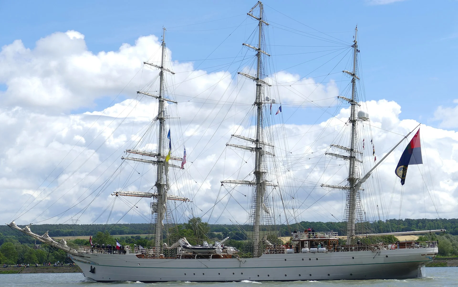 Shabab Oman II her seilende fra Rouen til Le Havre på den franske elven Seine. Fotograf: Bernard DUPONT