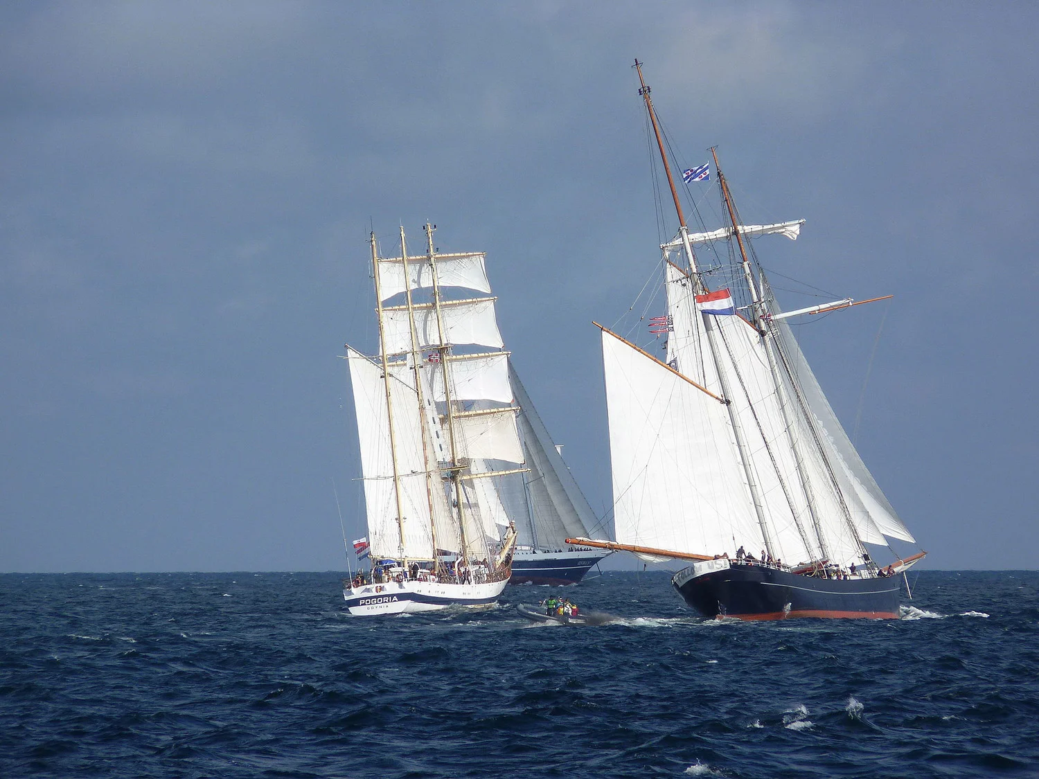 Starten på The Tall Ships' Race i Kristiansand, 2010. Til venstre polske Pogoria (bak henne, den nederlandske tremasteren Eendracht (II) ), og til høyre den nederlandske Wylde Swan . Fotograf: Żeglarz