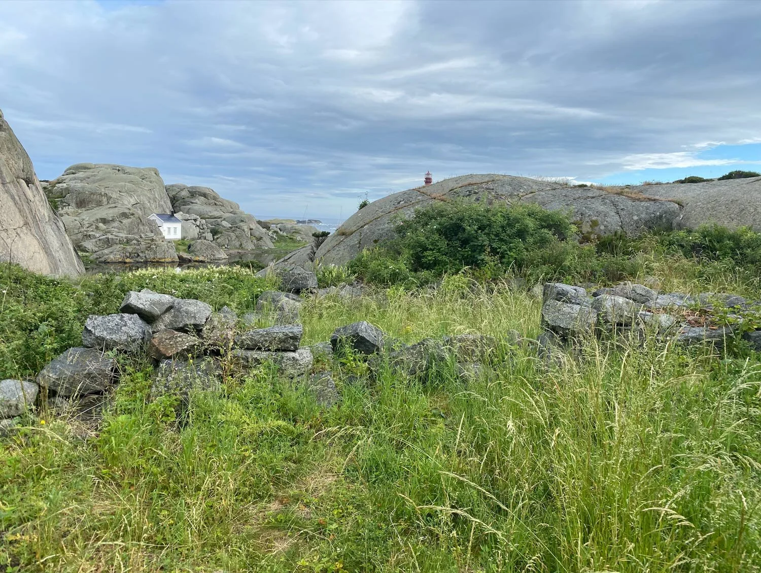 Svenner fyrs historie går langt tilbake. De gamle lostuftene kan fortsatt sees. Foto: Randi Nørstebø
