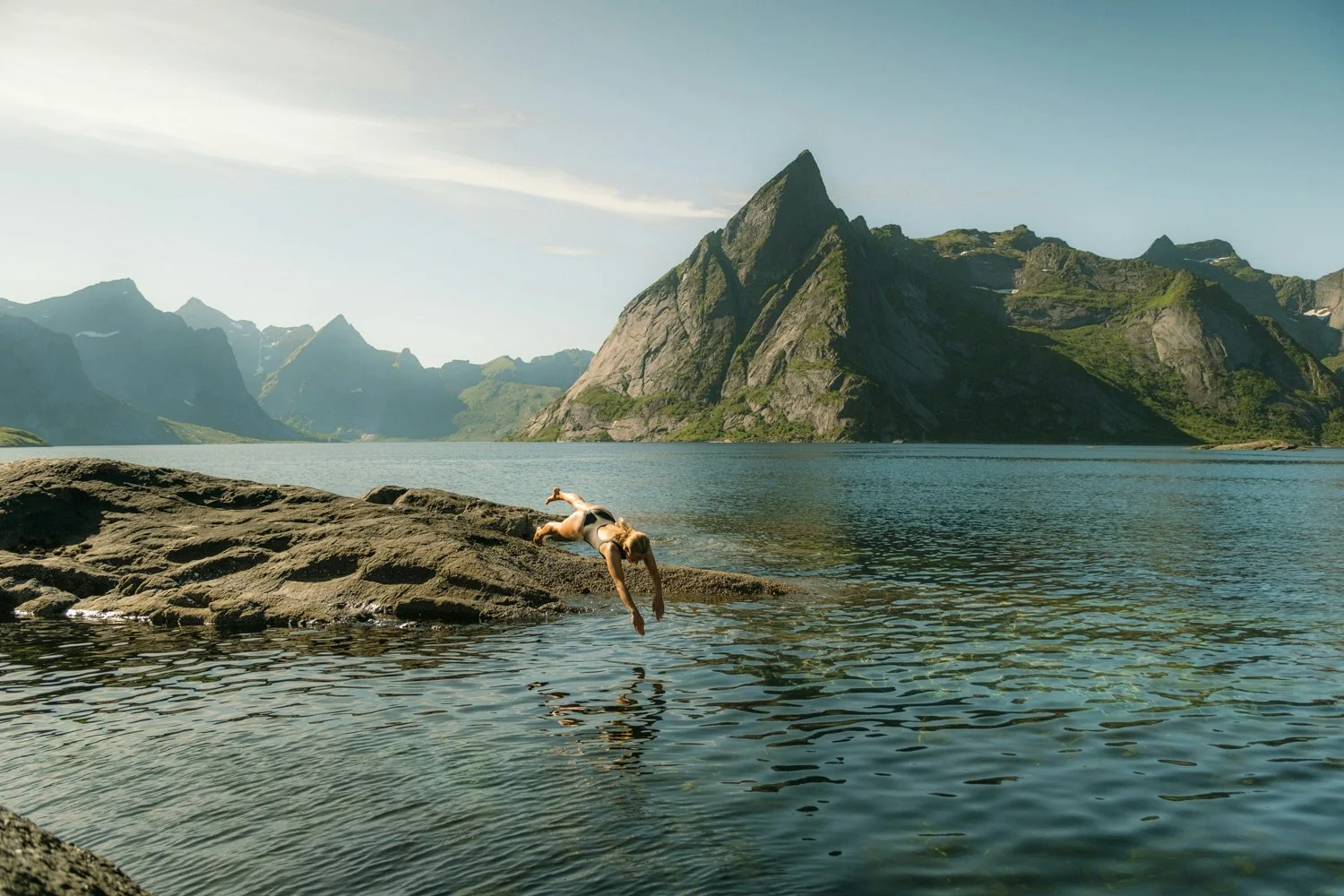 lofoten-web-WyjS-CkI-unsplash.jpg