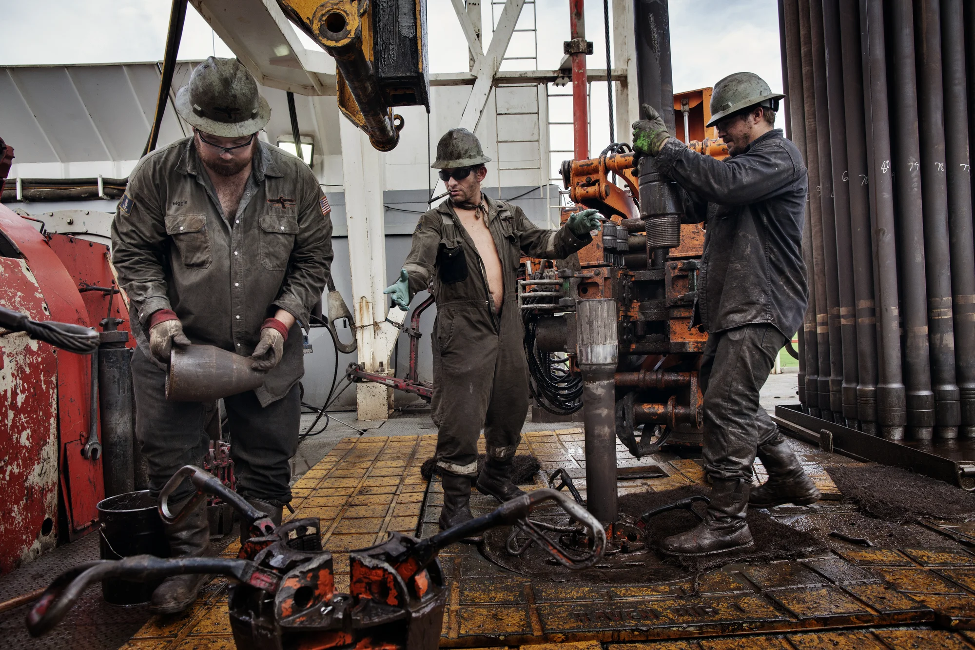  East of Watford City, North Dakota  Drillers worked to drill "the curve," the 1000 foot portion of the oil well that gradually changes the angle from vertical to horizontal, on the Raven Drilling Company rig, outside Watford City, North Dakota. 