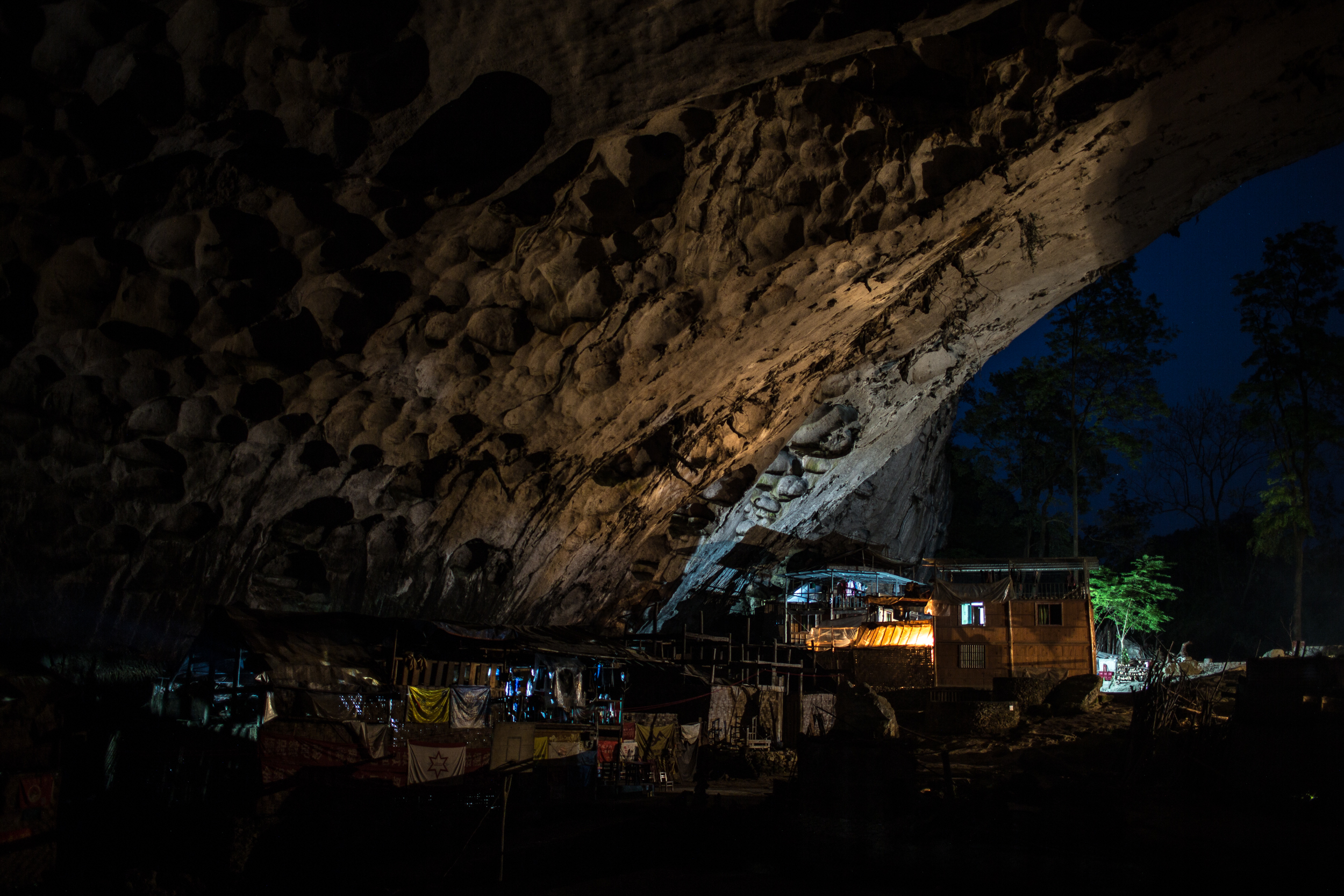 Дом в пещере у китайцев 5. Пещера Dongzhong, Китай:. Пещера Гуйчжоу дом. Пещера Мяо Китай. Пещерная школа в Китае.