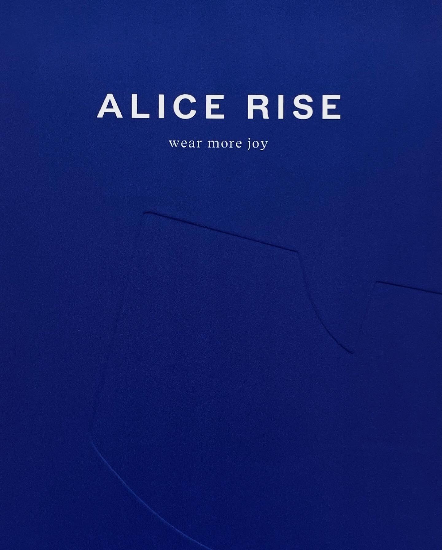New Branding for&nbsp;@alice_rise_beads , vibrant, effortless jewelry.

A minimalist editorial universe, but there&rsquo;s always a twist: color and geometry are our allies.

And last but not least, her packaging experience: minimalist fine printing 