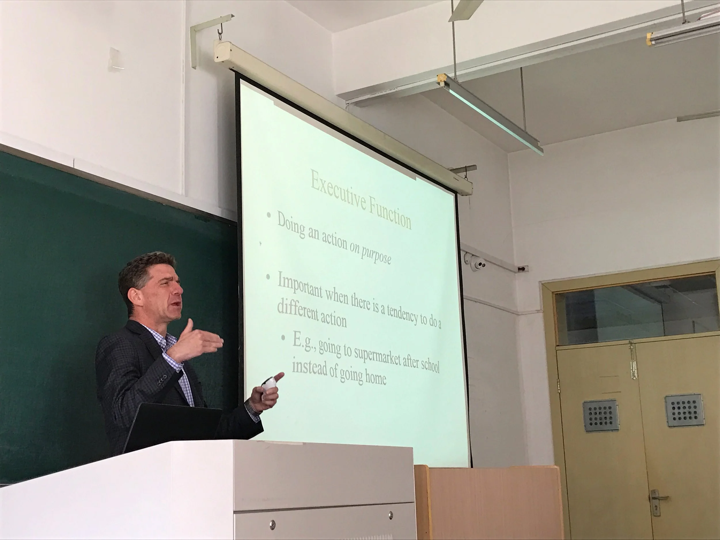  Dr. Stuart Marcovitch giving a research talk to faculty and graduate students at Zhejiang Sci-Tech University. 