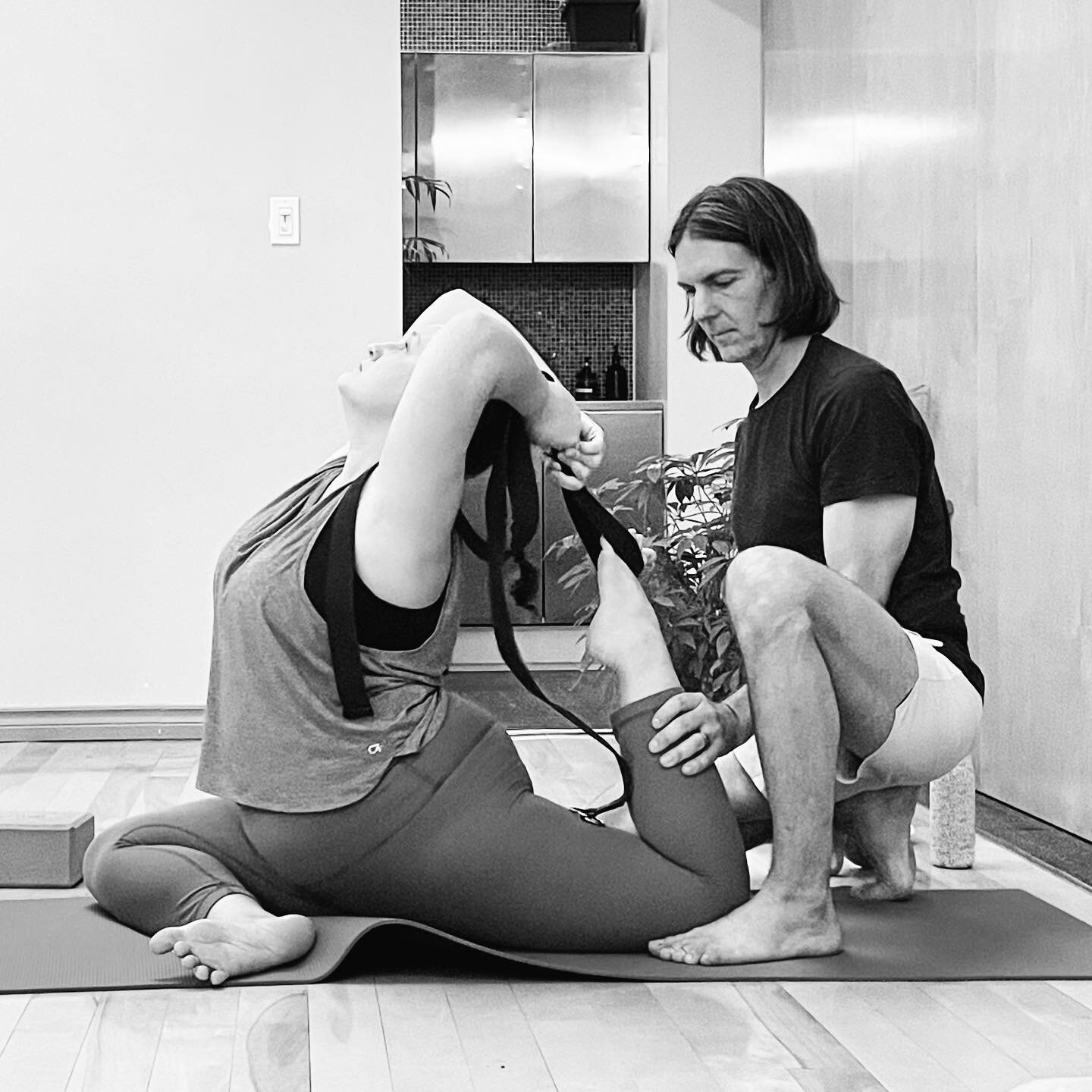 PRECISION + PROGRESS Toronto workshop. This one takes work to get into. She&rsquo;s making it look easy! Photo @alannahrad @clarabell.a 
#ekapadarajakapotasana #kingpigeon #hathayoga #yogaworkshop